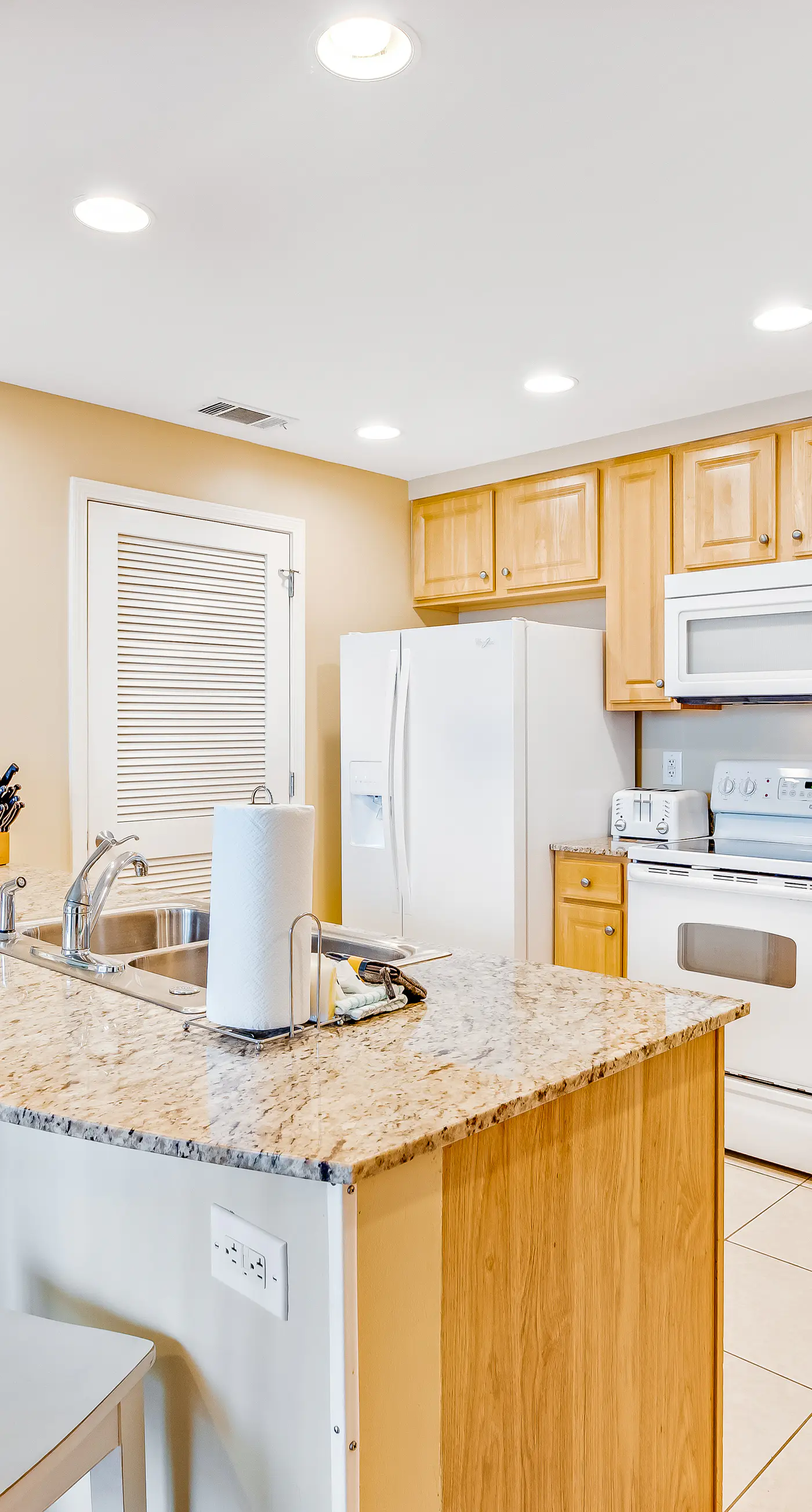 Wonderful beachfront condo with pools & hot tub access