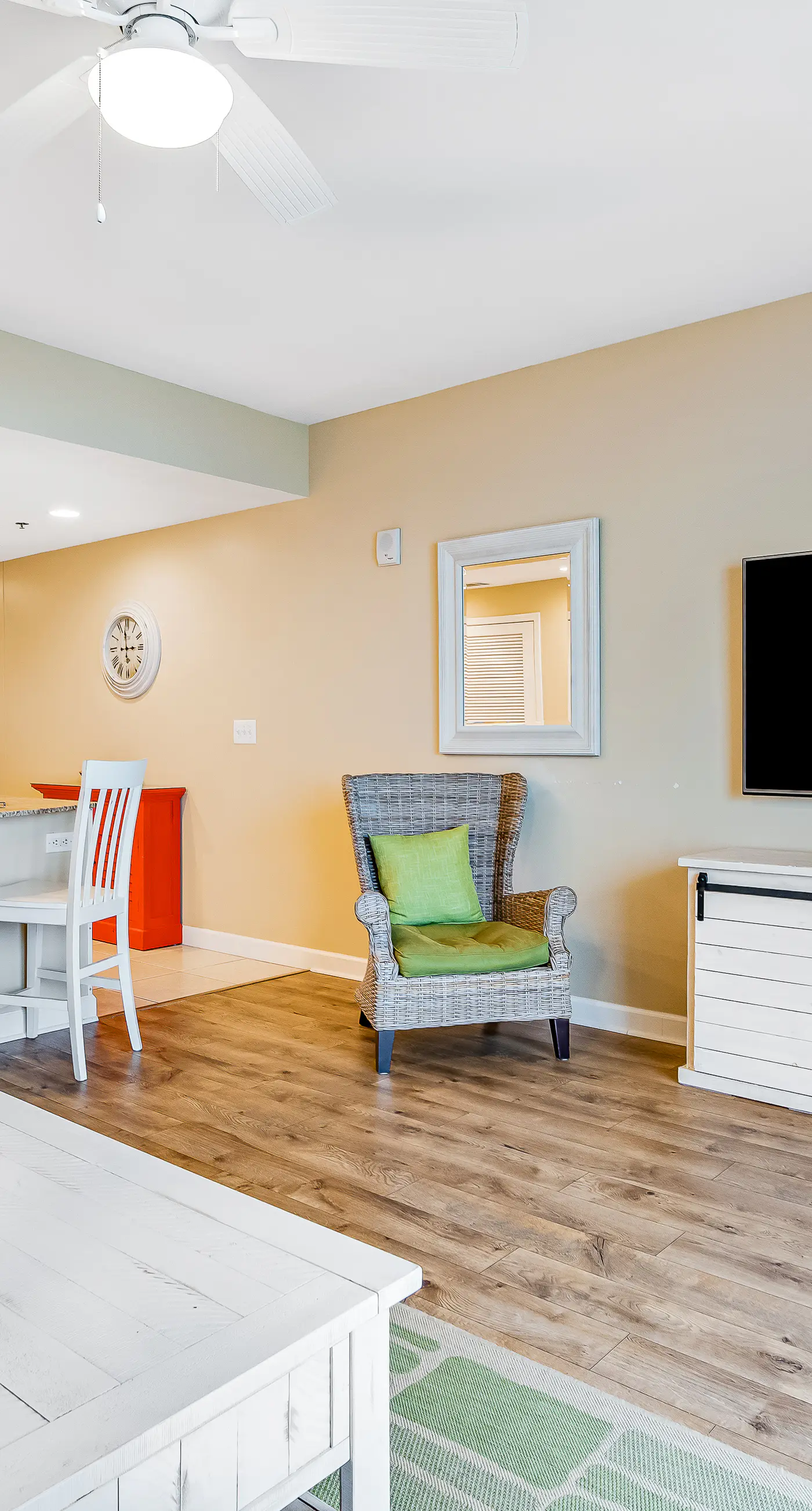 Wonderful beachfront condo with pools & hot tub access