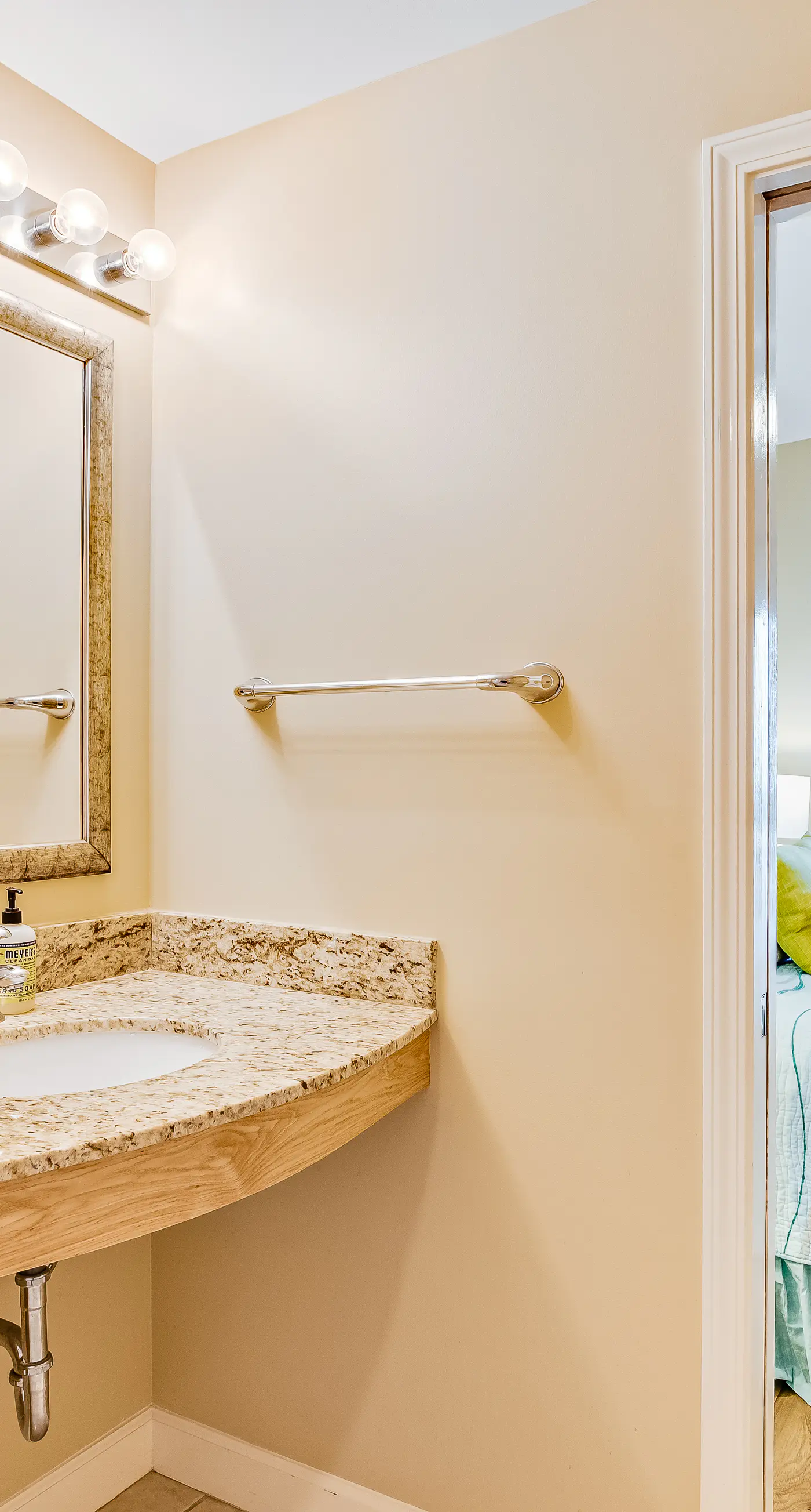 Wonderful beachfront condo with pools & hot tub access