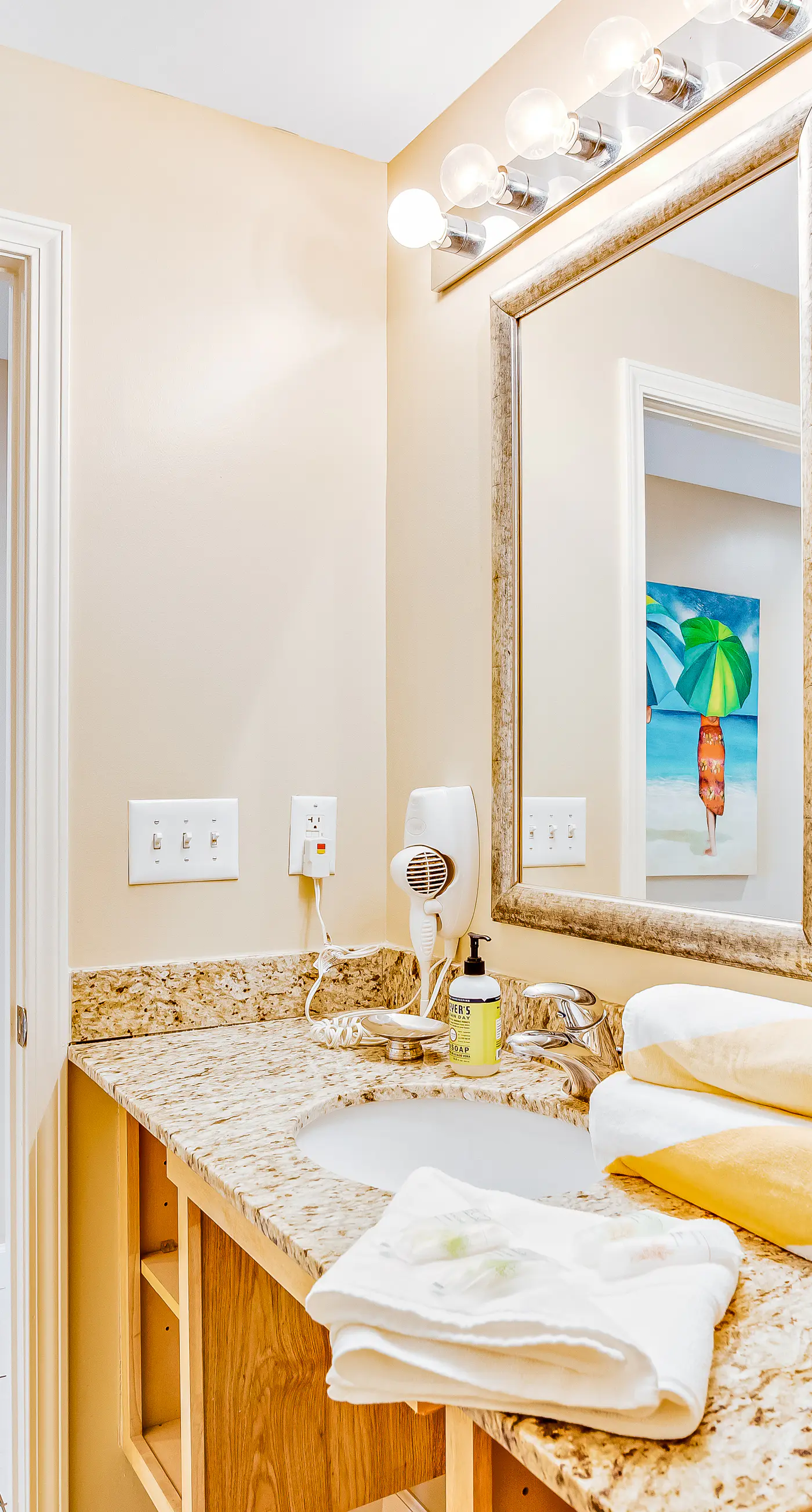 Wonderful beachfront condo with pools & hot tub access