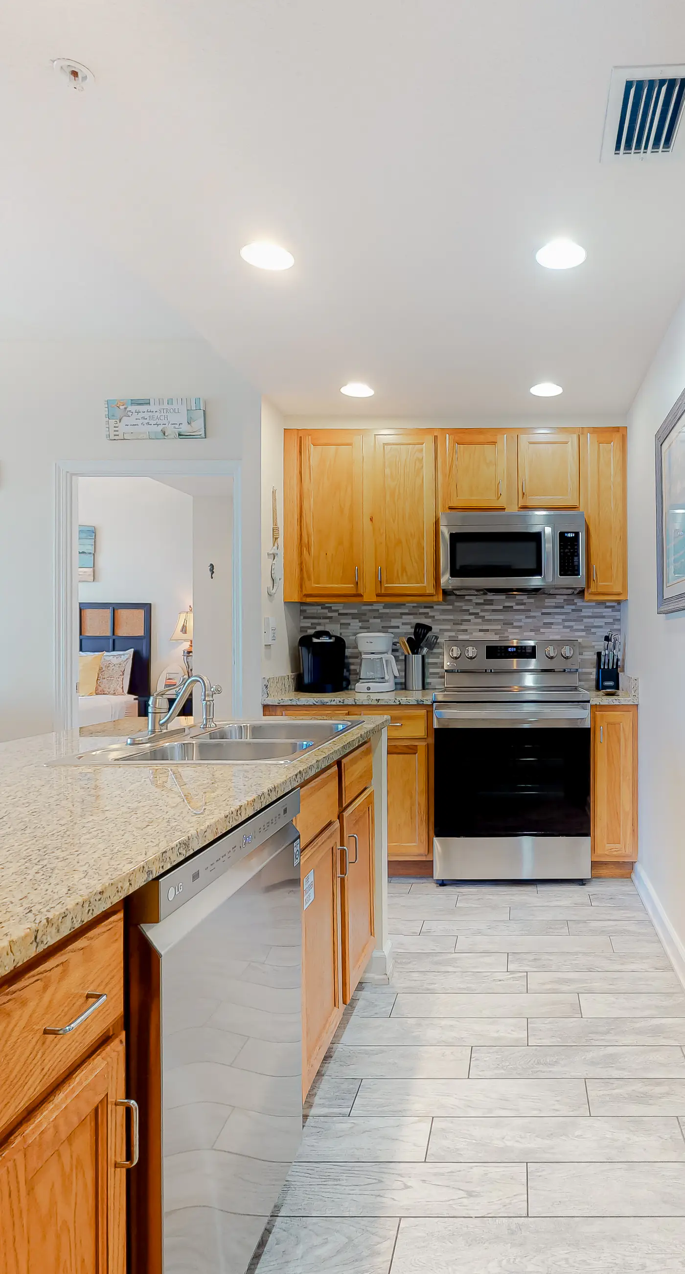 Beachfront condo with pool, fitness center & grills