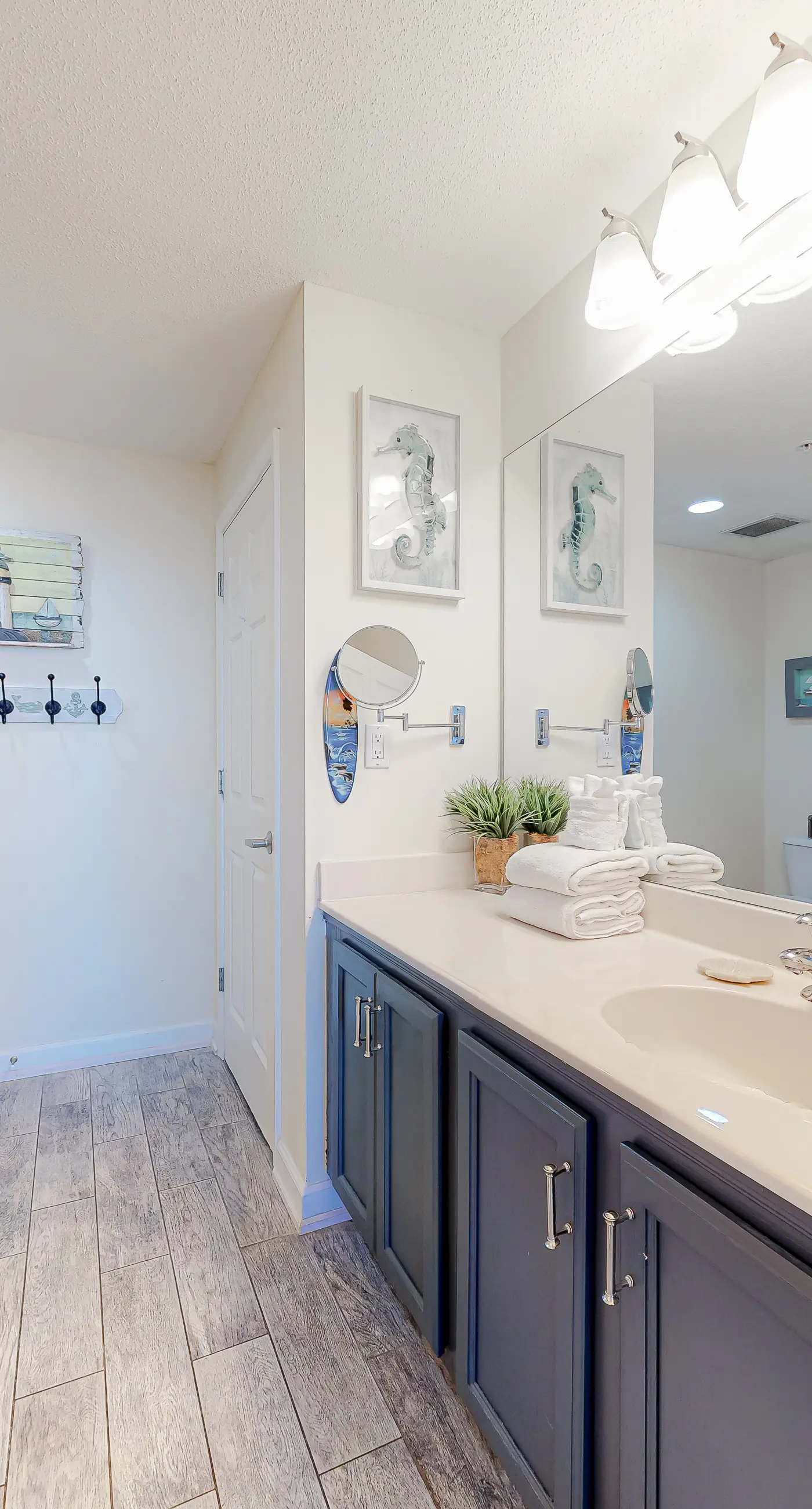 Beachfront condo with pool, fitness center & grills