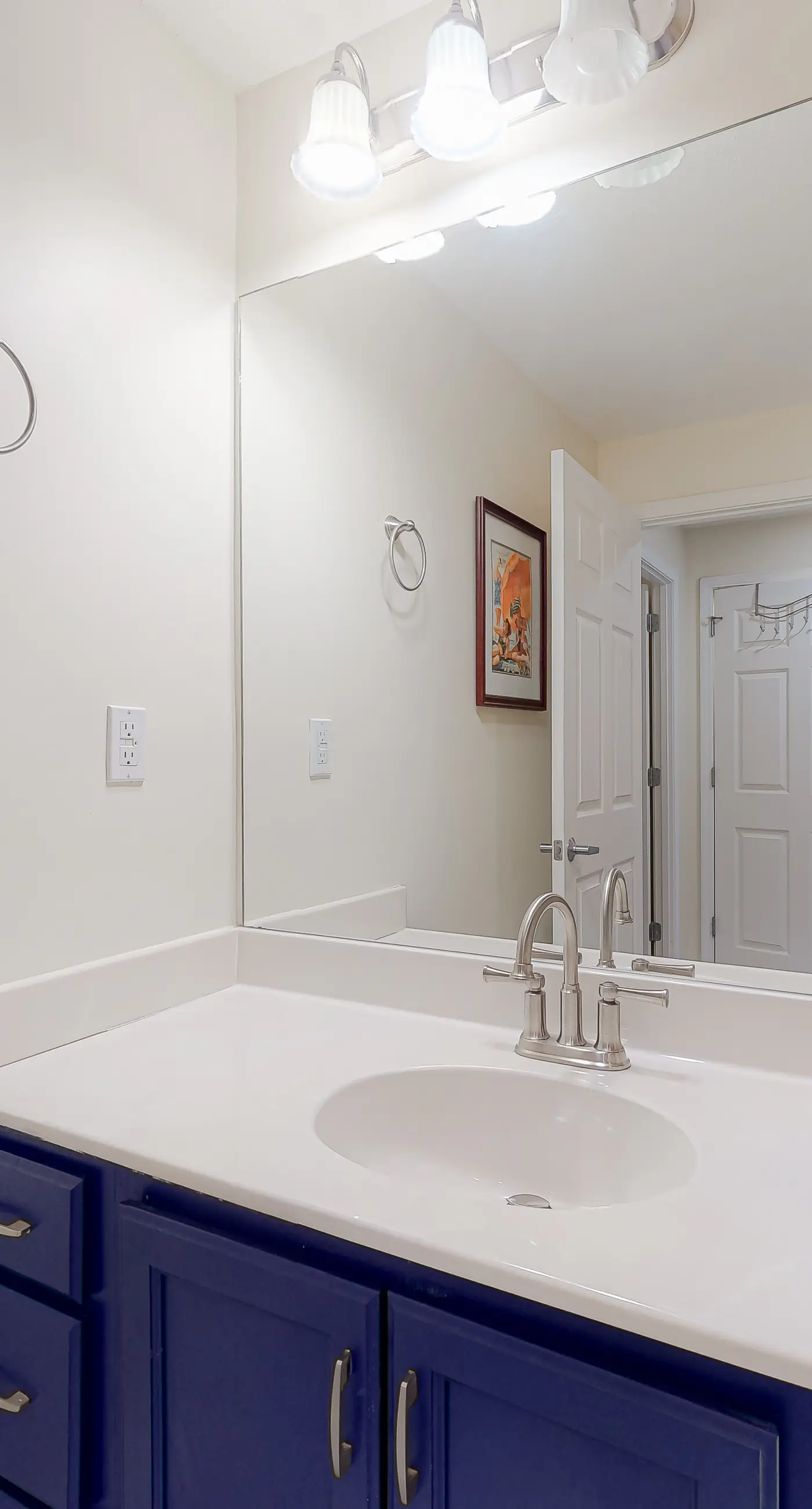 Beachfront condo with pool, fitness center & grills