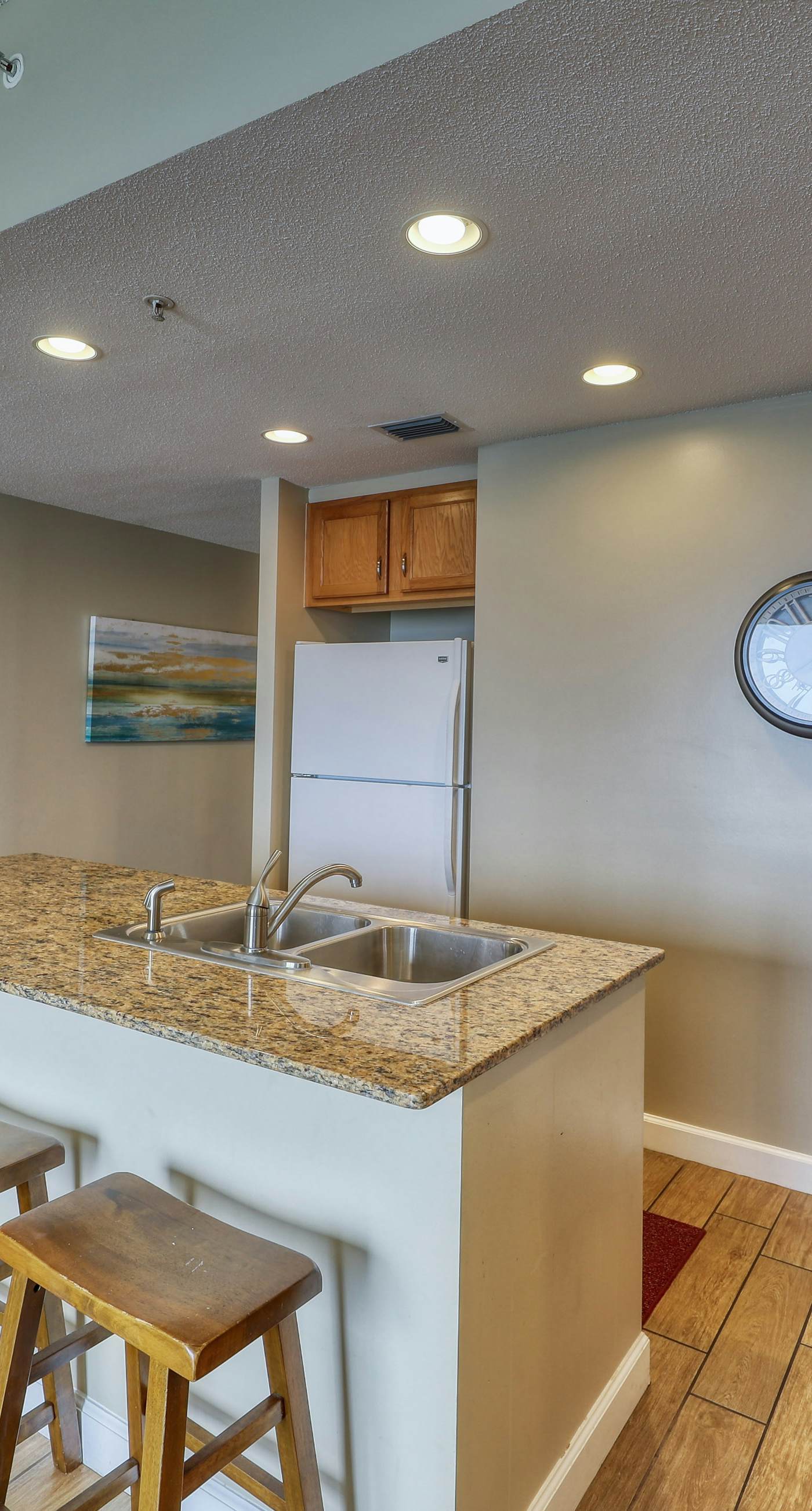 Waterfront condo with furnished balcony, pool, gym & beach