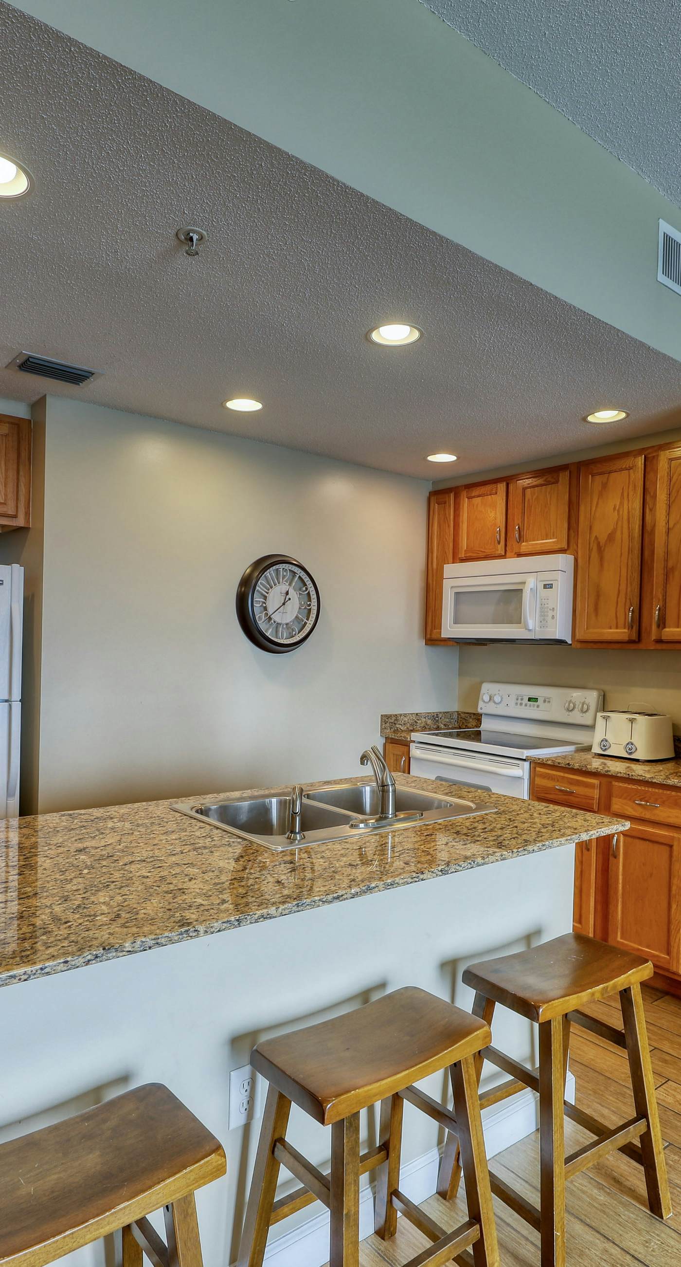 Waterfront condo with furnished balcony, pool, gym & beach