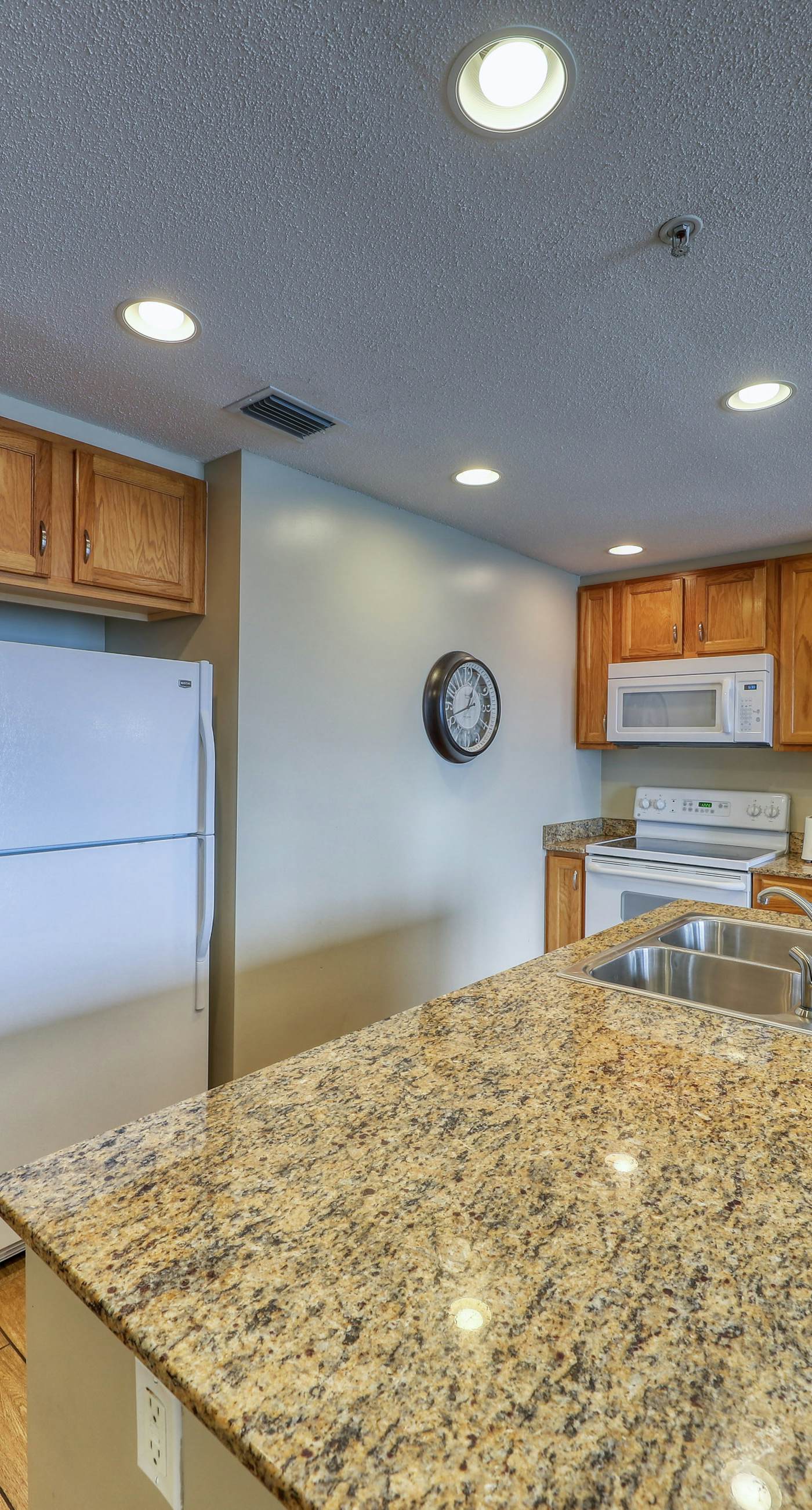 Waterfront condo with furnished balcony, pool, gym & beach