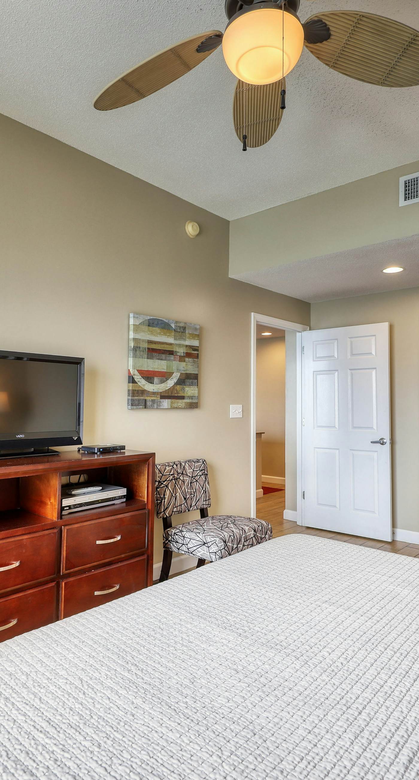 Waterfront condo with furnished balcony, pool, gym & beach