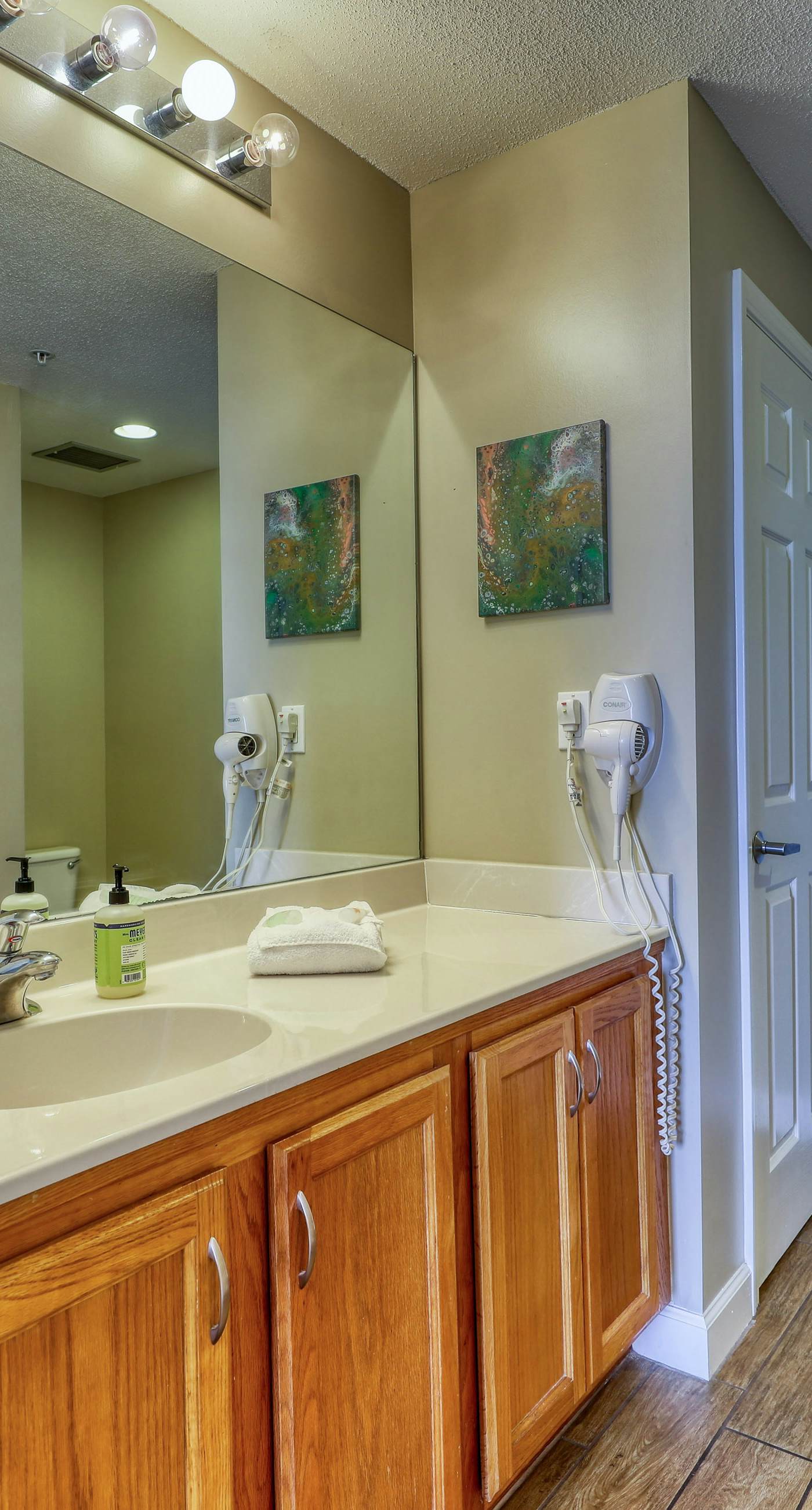 Waterfront condo with furnished balcony, pool, gym & beach