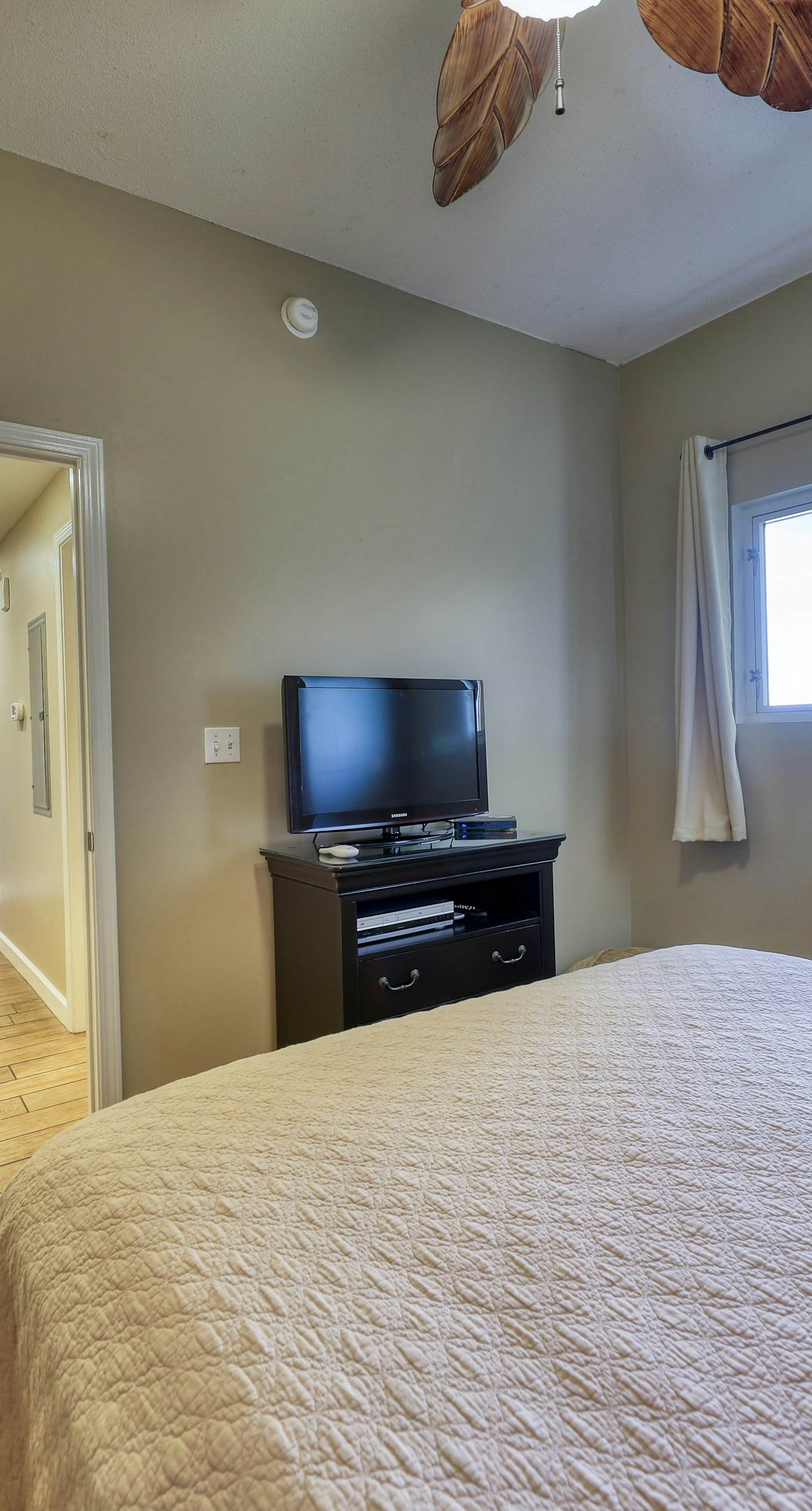 Waterfront condo with furnished balcony, pool, gym & beach