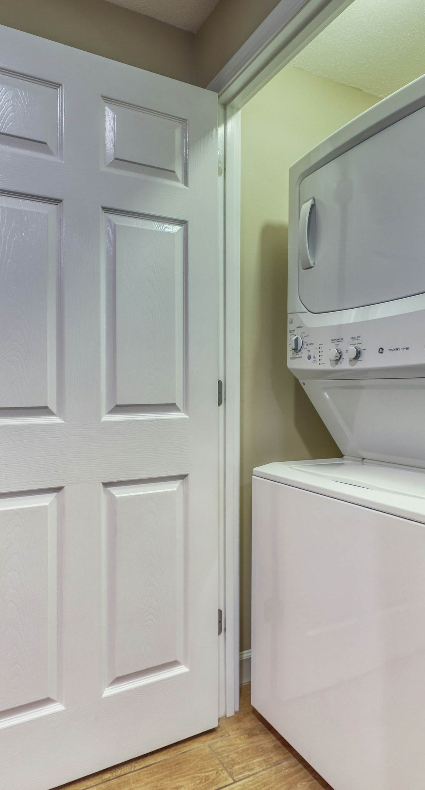 Waterfront condo with furnished balcony, pool, gym & beach