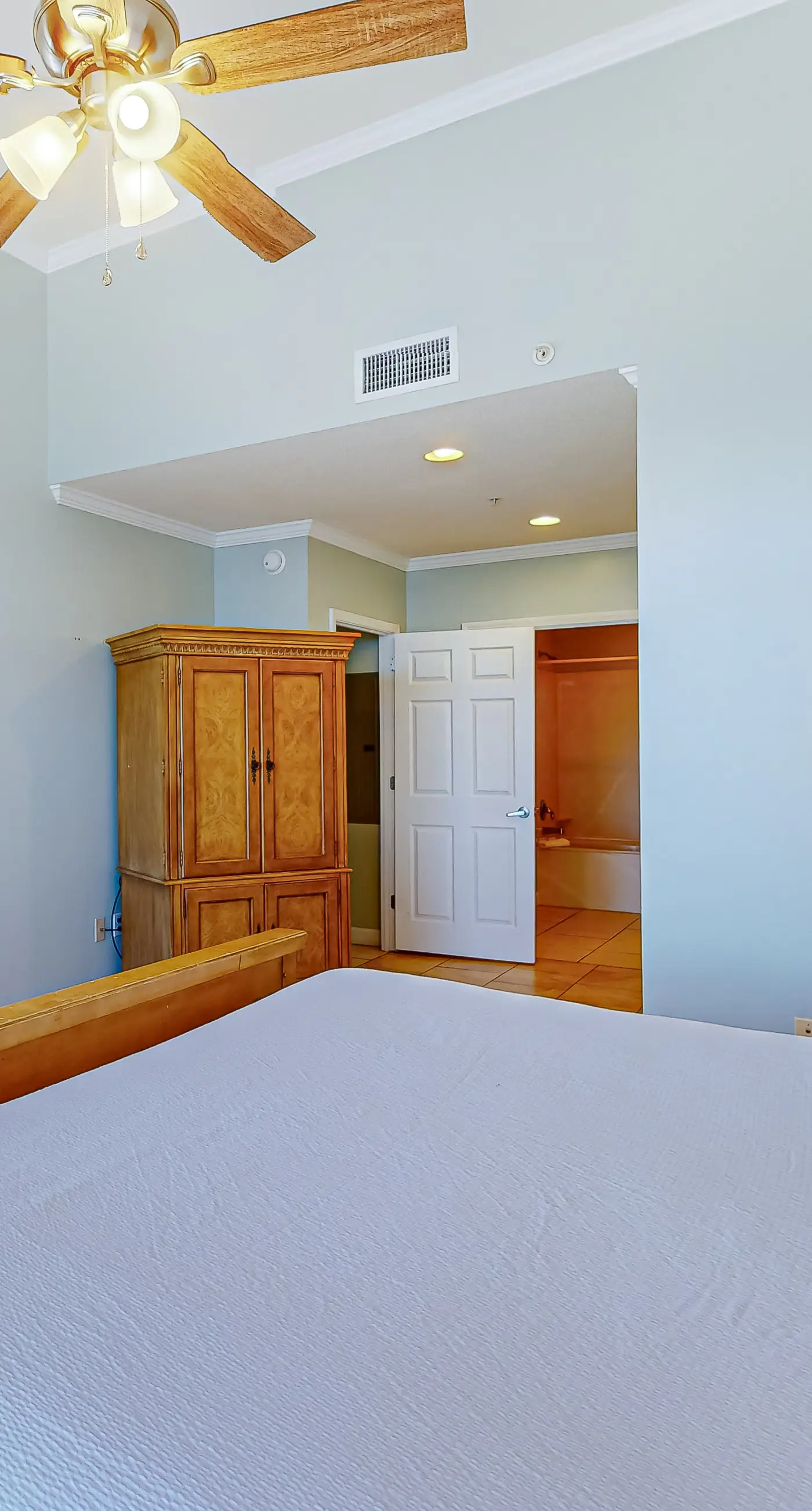 High-end beachfront condo with pools & gym - walk to the beach