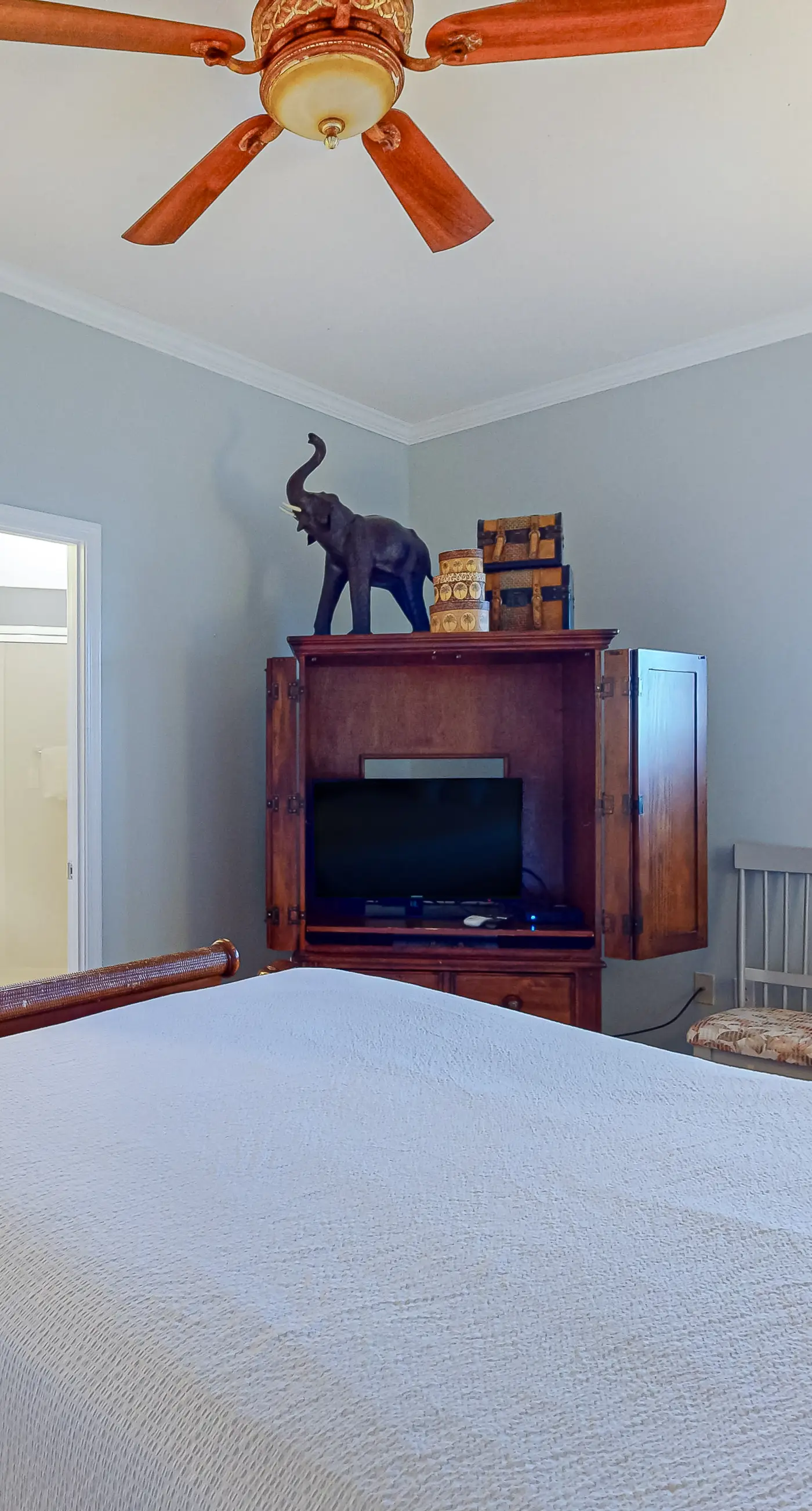 High-end beachfront condo with pools & gym - walk to the beach