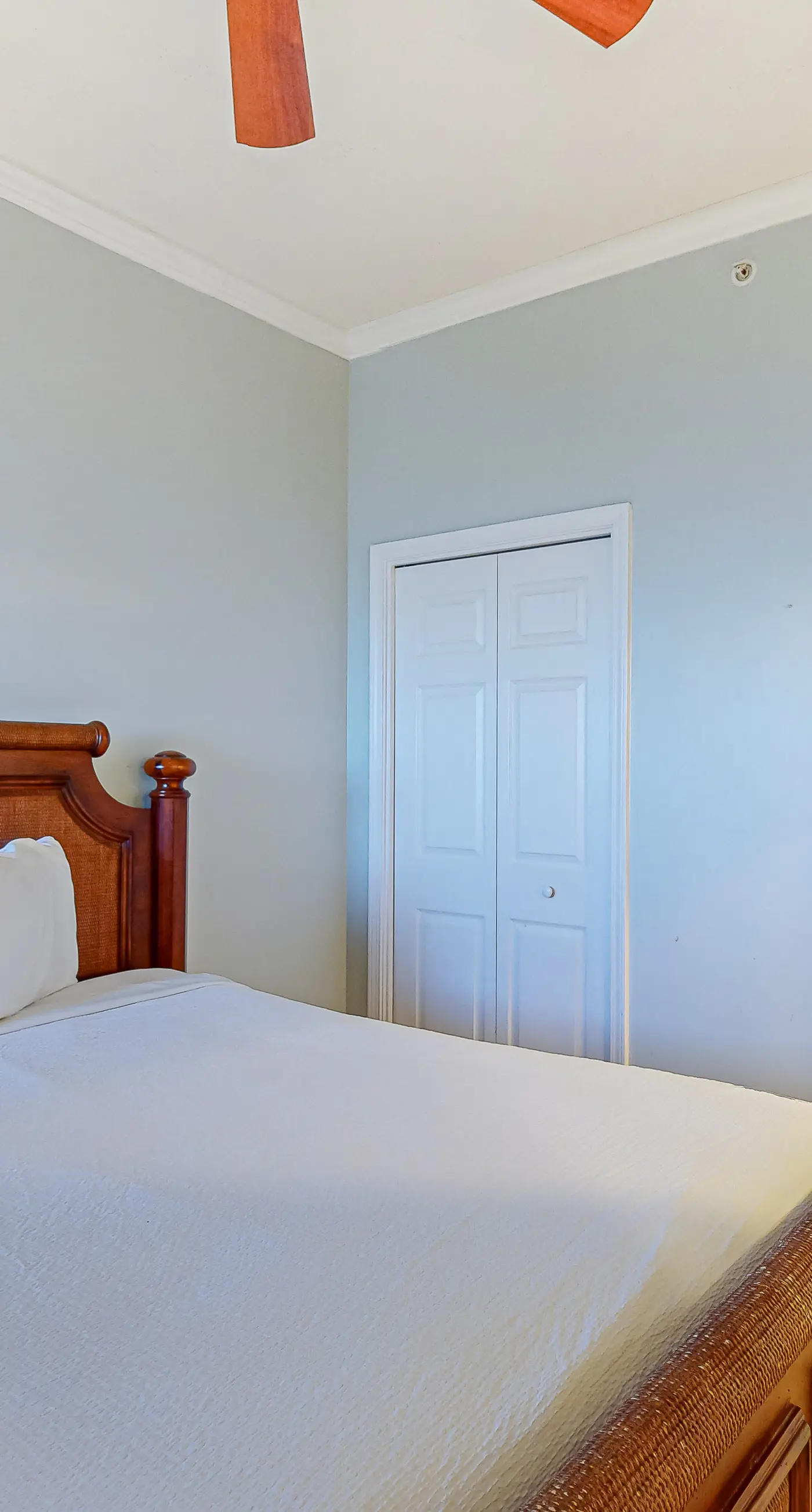 High-end beachfront condo with pools & gym - walk to the beach