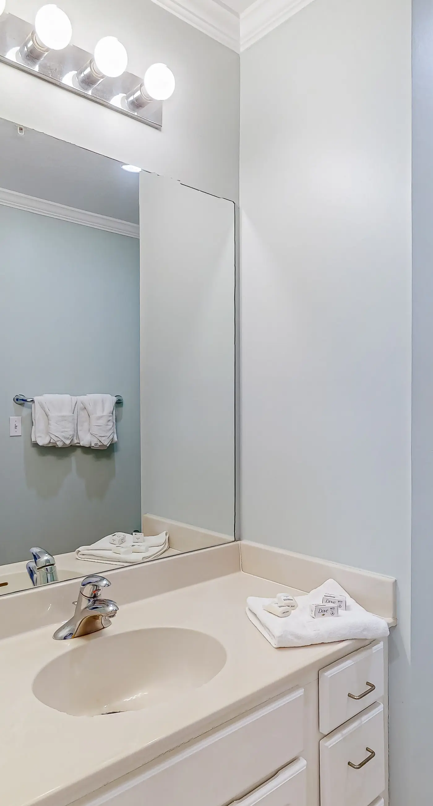 High-end beachfront condo with pools & gym - walk to the beach