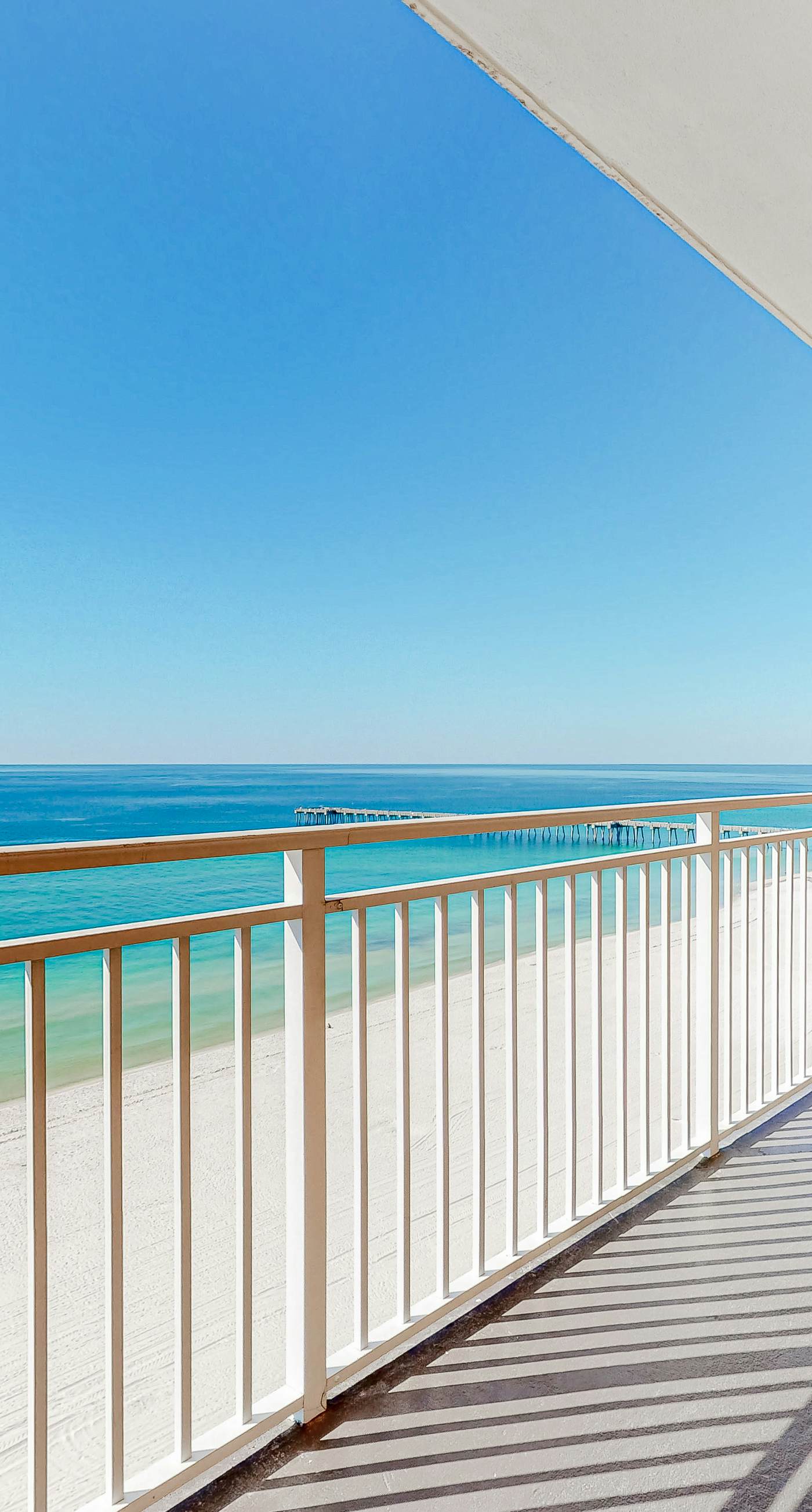 Oceanfront, 7th-floor condo with pool, ocean view & high-speed WiFi