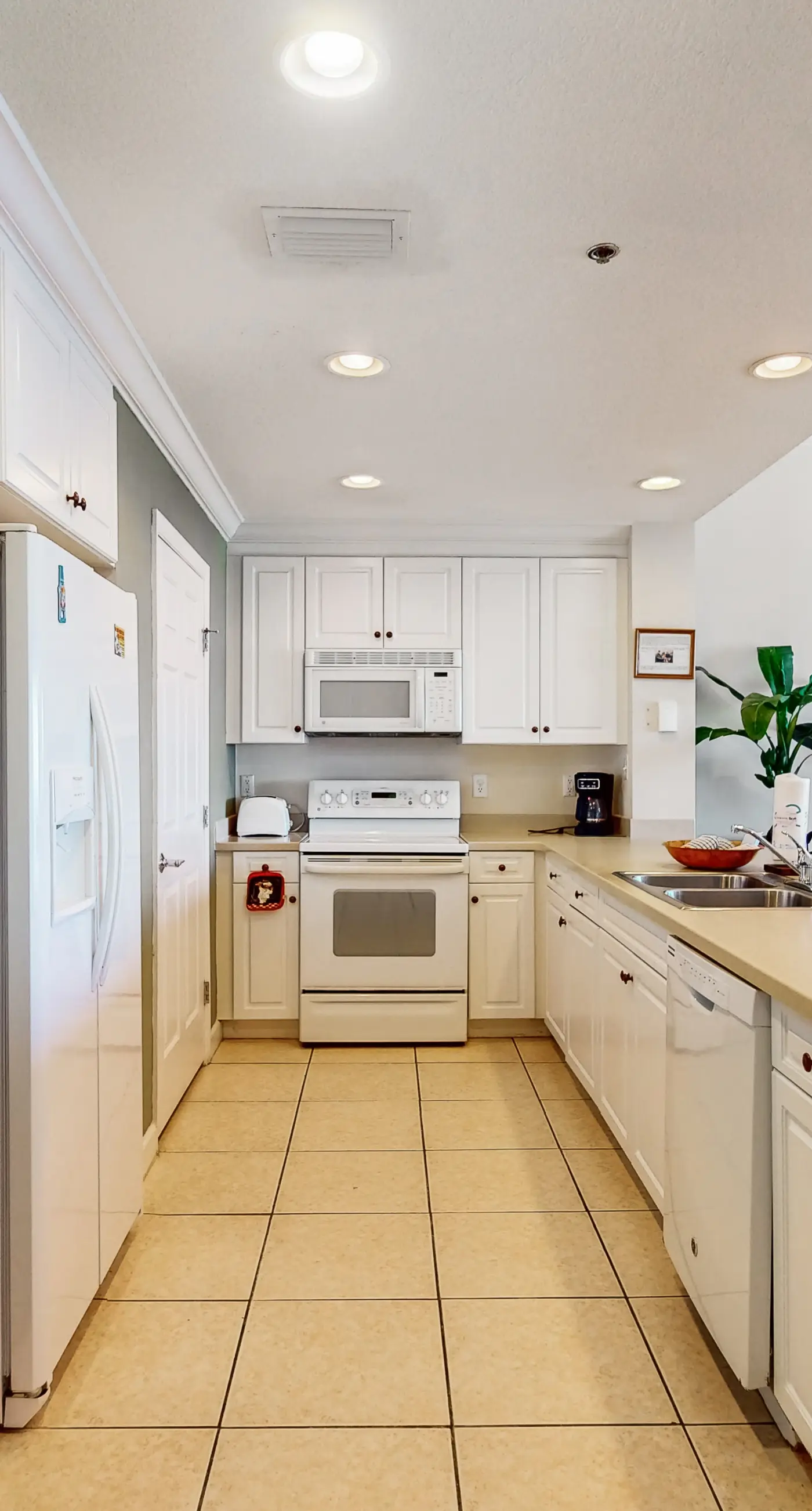 Gulf-front Condo w/ Shared Pool & Hot Tub, Ocean Views, WiFi, and Washer/Dryer