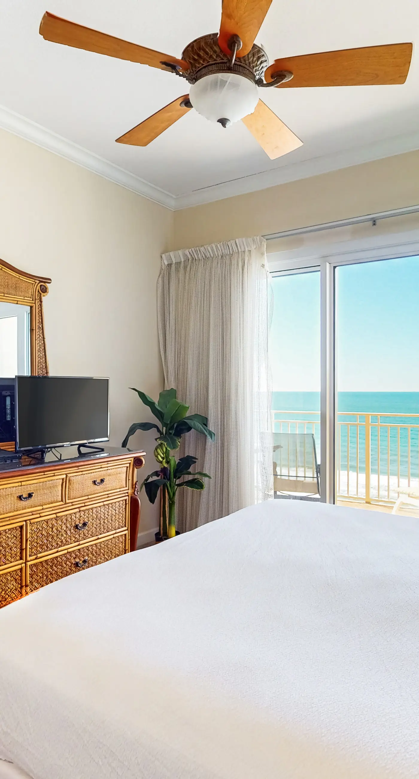 Gulf-front Condo w/ Shared Pool & Hot Tub, Ocean Views, WiFi, and Washer/Dryer