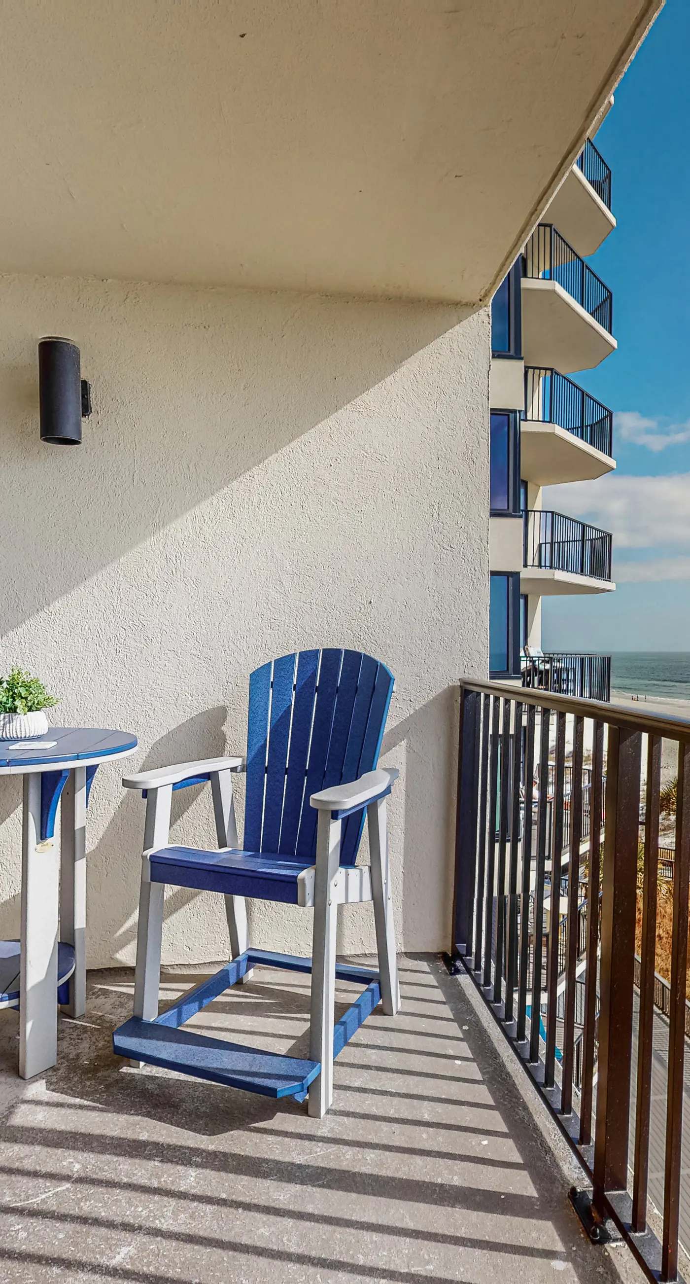 Beachfront condo with WiFi, balcony, central AC, pools, tennis, & fitness room