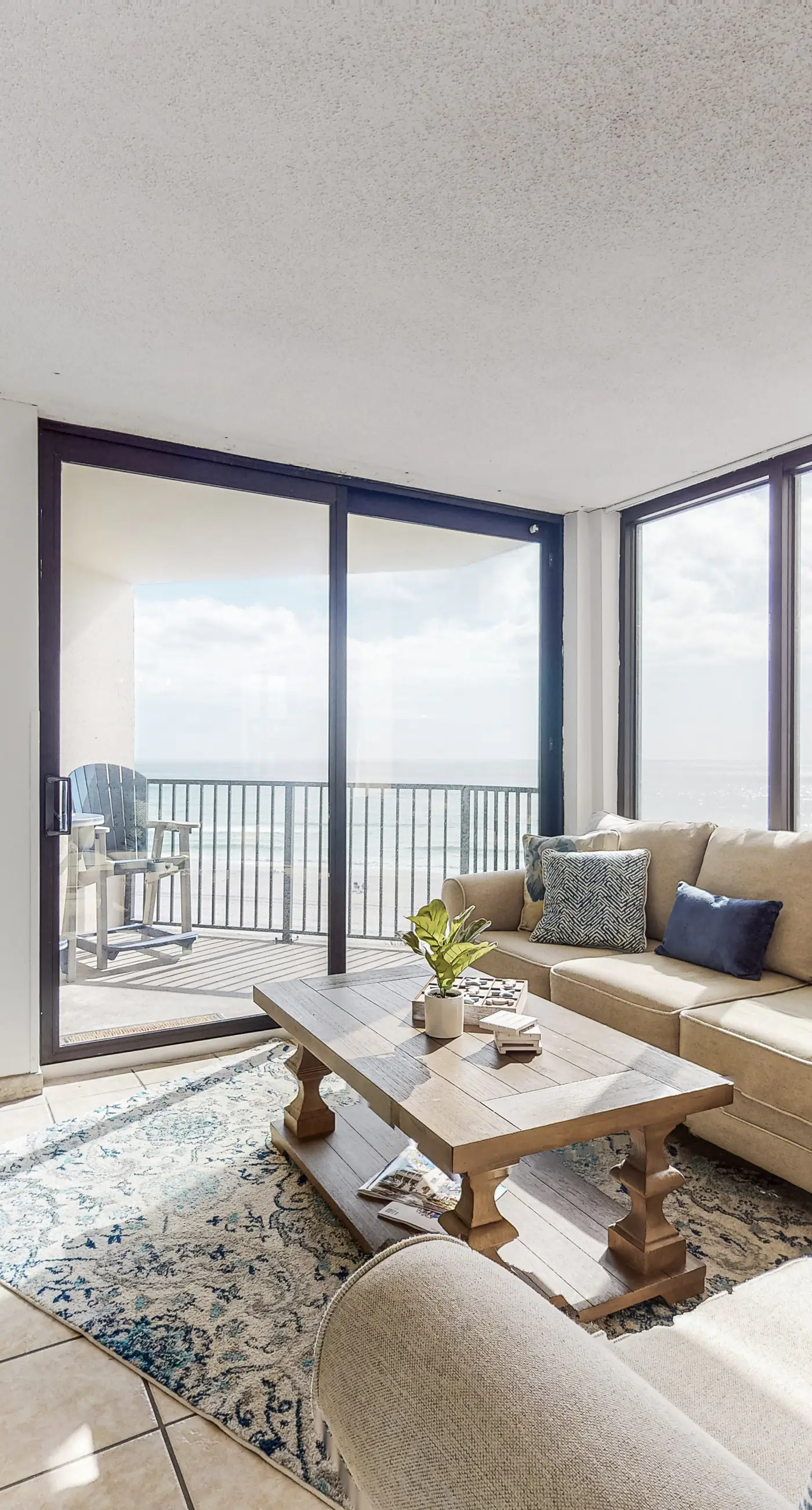 Beachfront condo with WiFi, balcony, central AC, pools, tennis, & fitness room