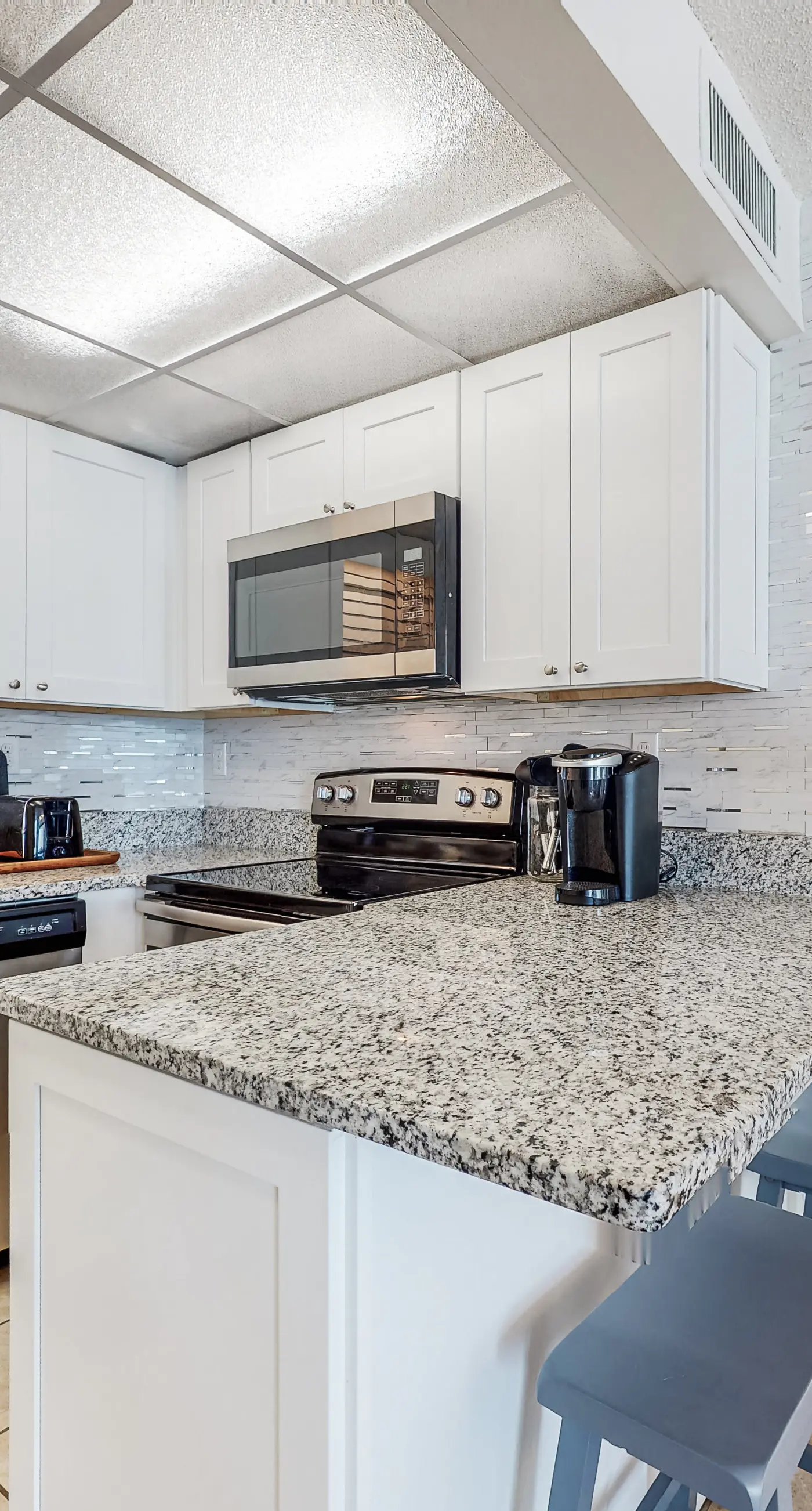 Beachfront condo with WiFi, balcony, central AC, pools, tennis, & fitness room