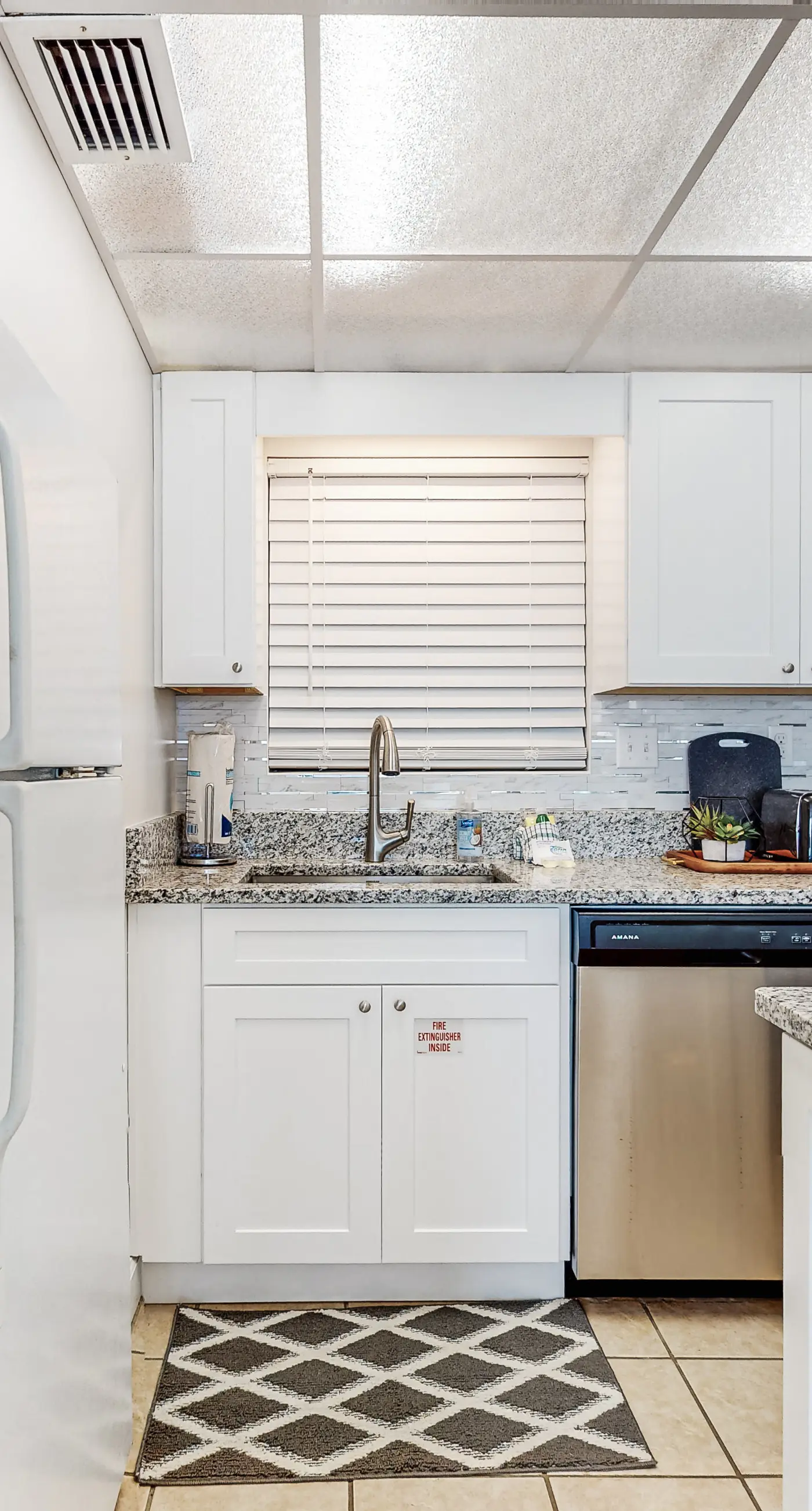Beachfront condo with WiFi, balcony, central AC, pools, tennis, & fitness room