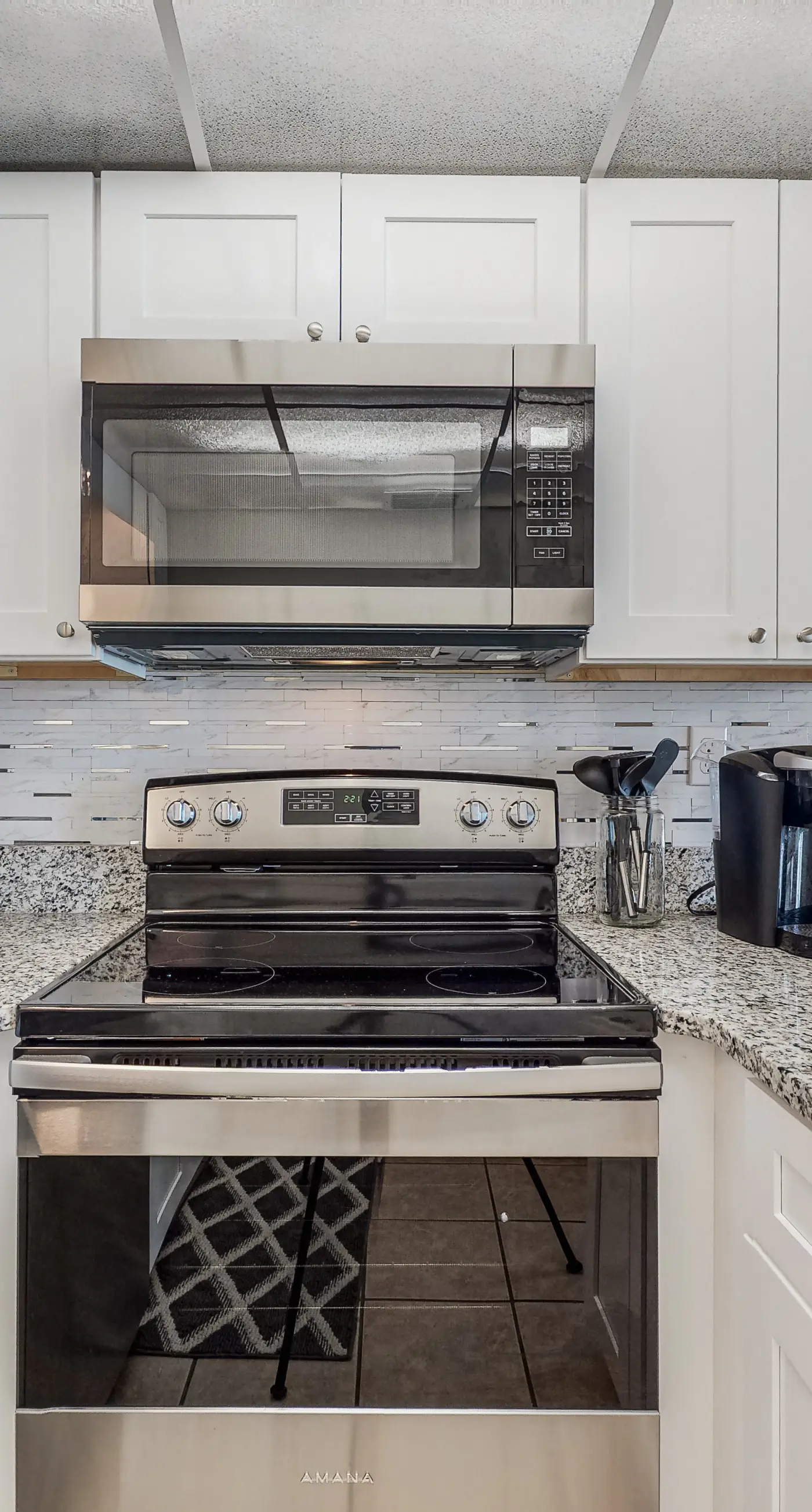 Beachfront condo with WiFi, balcony, central AC, pools, tennis, & fitness room