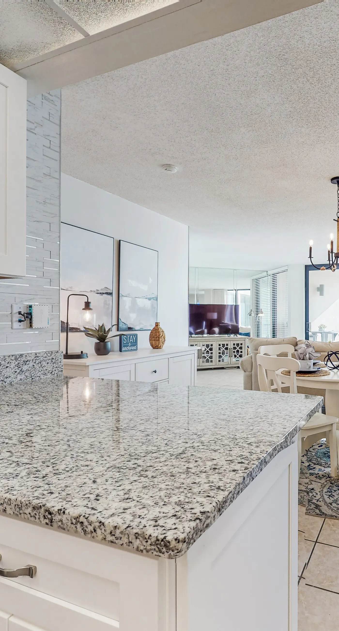 Beachfront condo with WiFi, balcony, central AC, pools, tennis, & fitness room