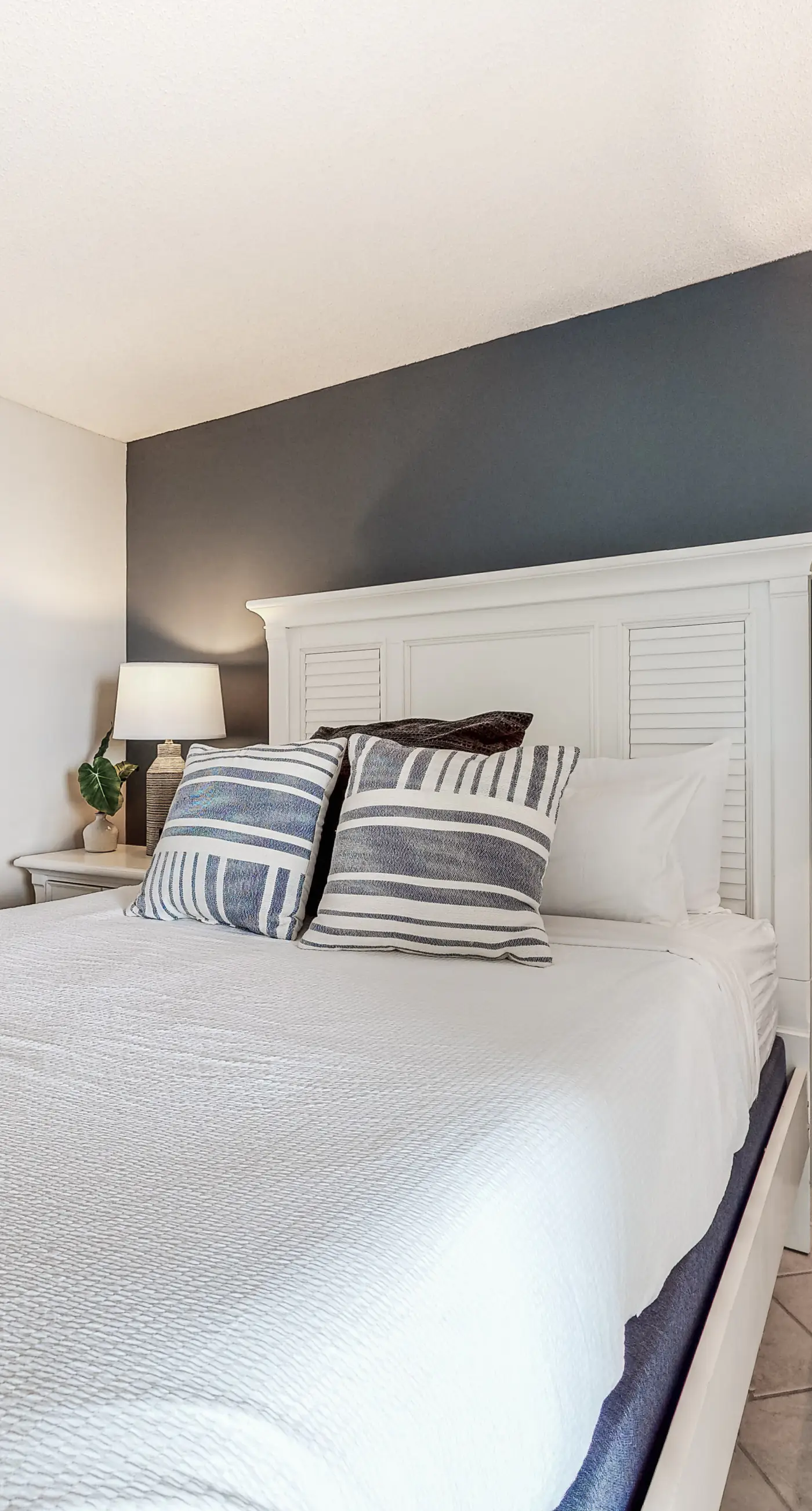 Beachfront condo with WiFi, balcony, central AC, pools, tennis, & fitness room
