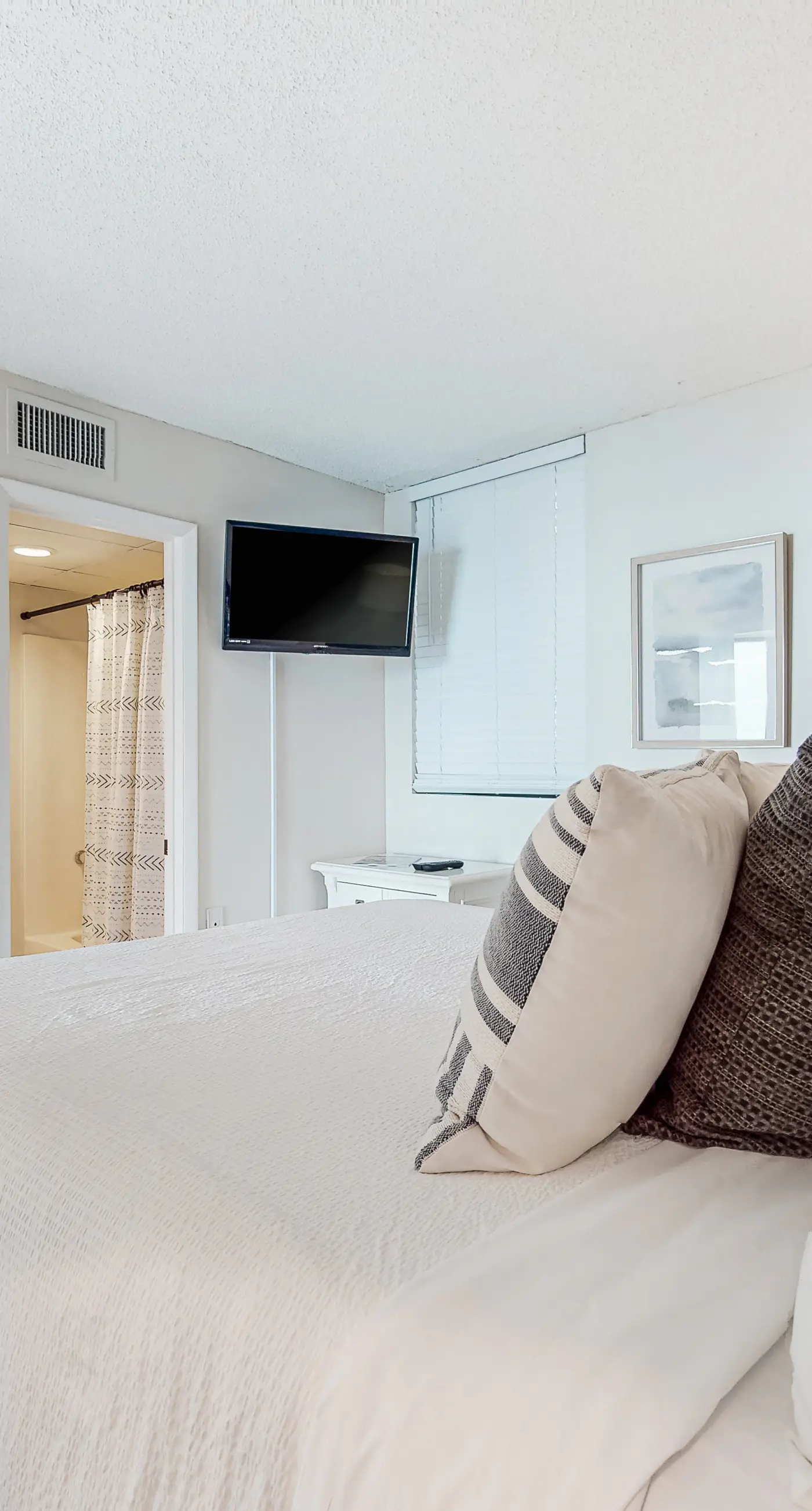 Beachfront condo with WiFi, balcony, central AC, pools, tennis, & fitness room