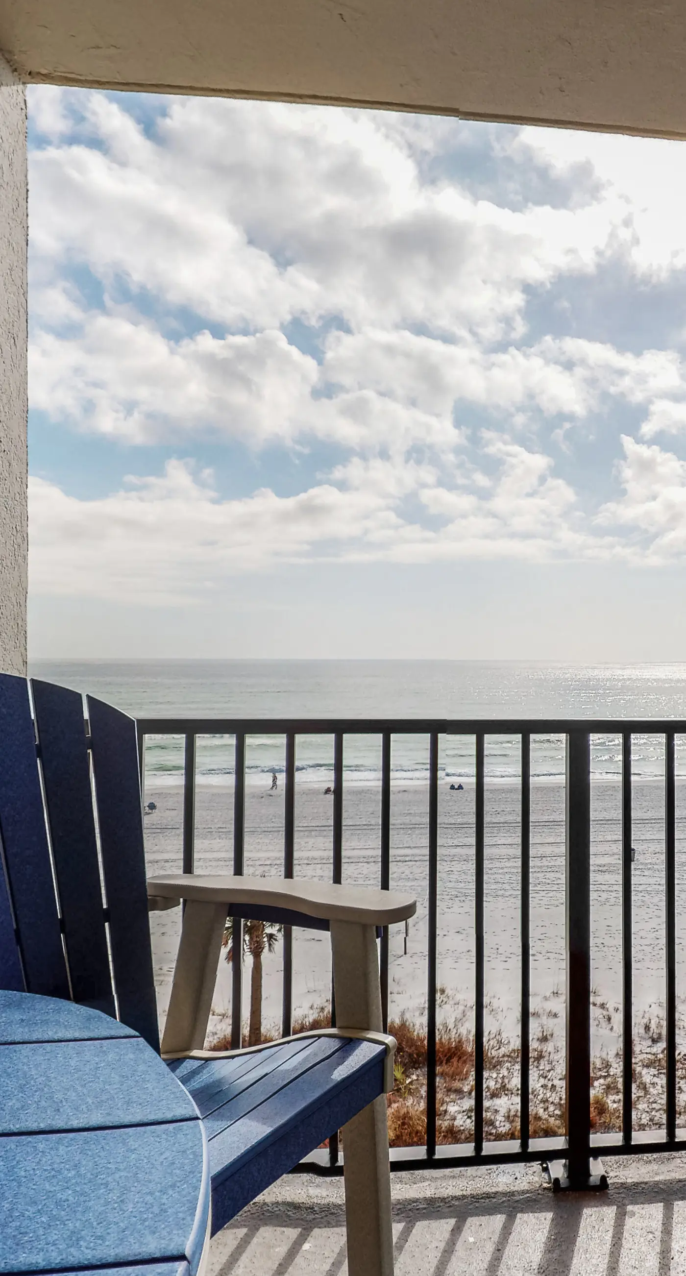 Beachfront condo with WiFi, balcony, central AC, pools, tennis, & fitness room