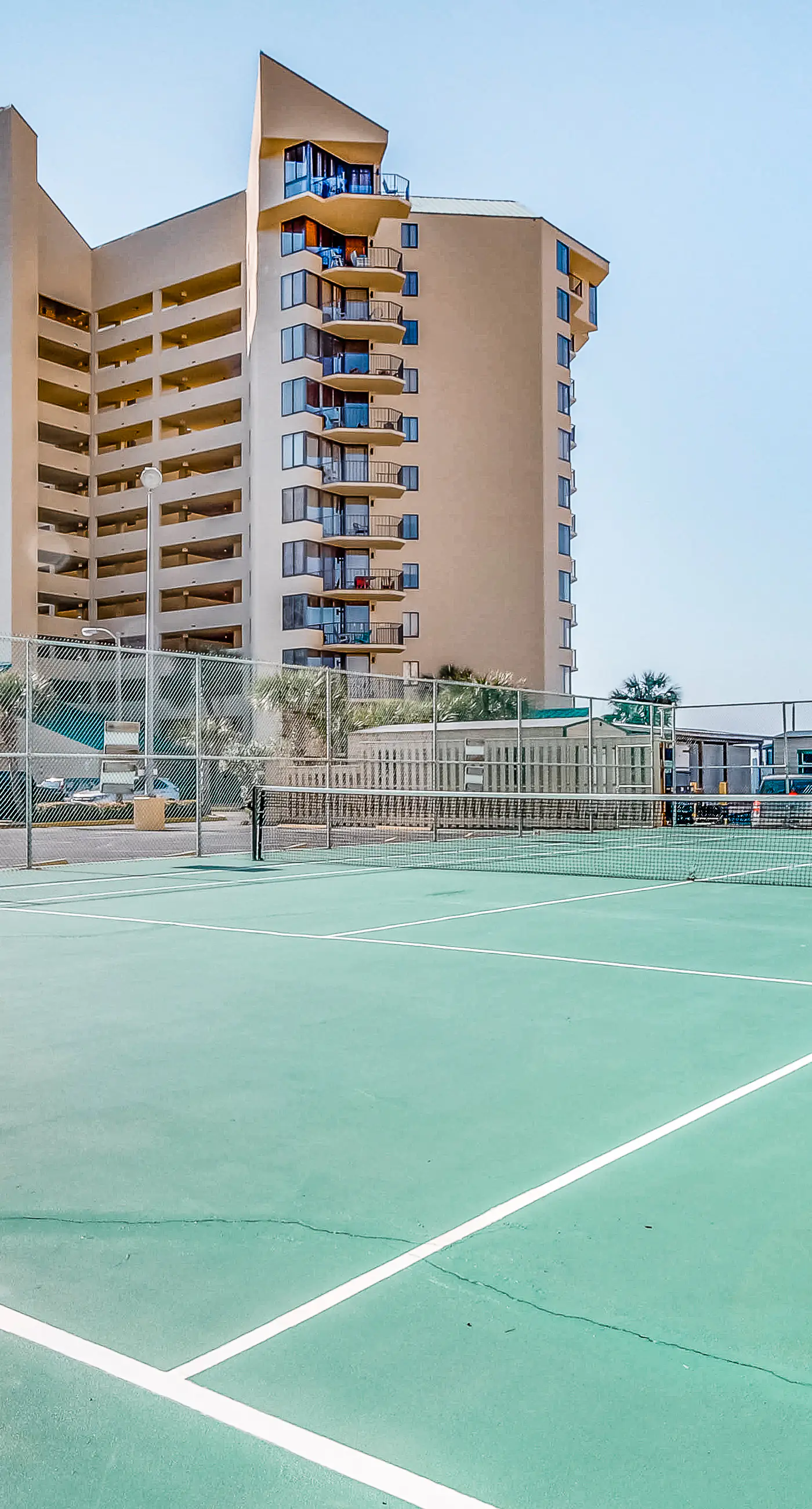 Beachfront condo with WiFi, balcony, central AC, pools, tennis, & fitness room