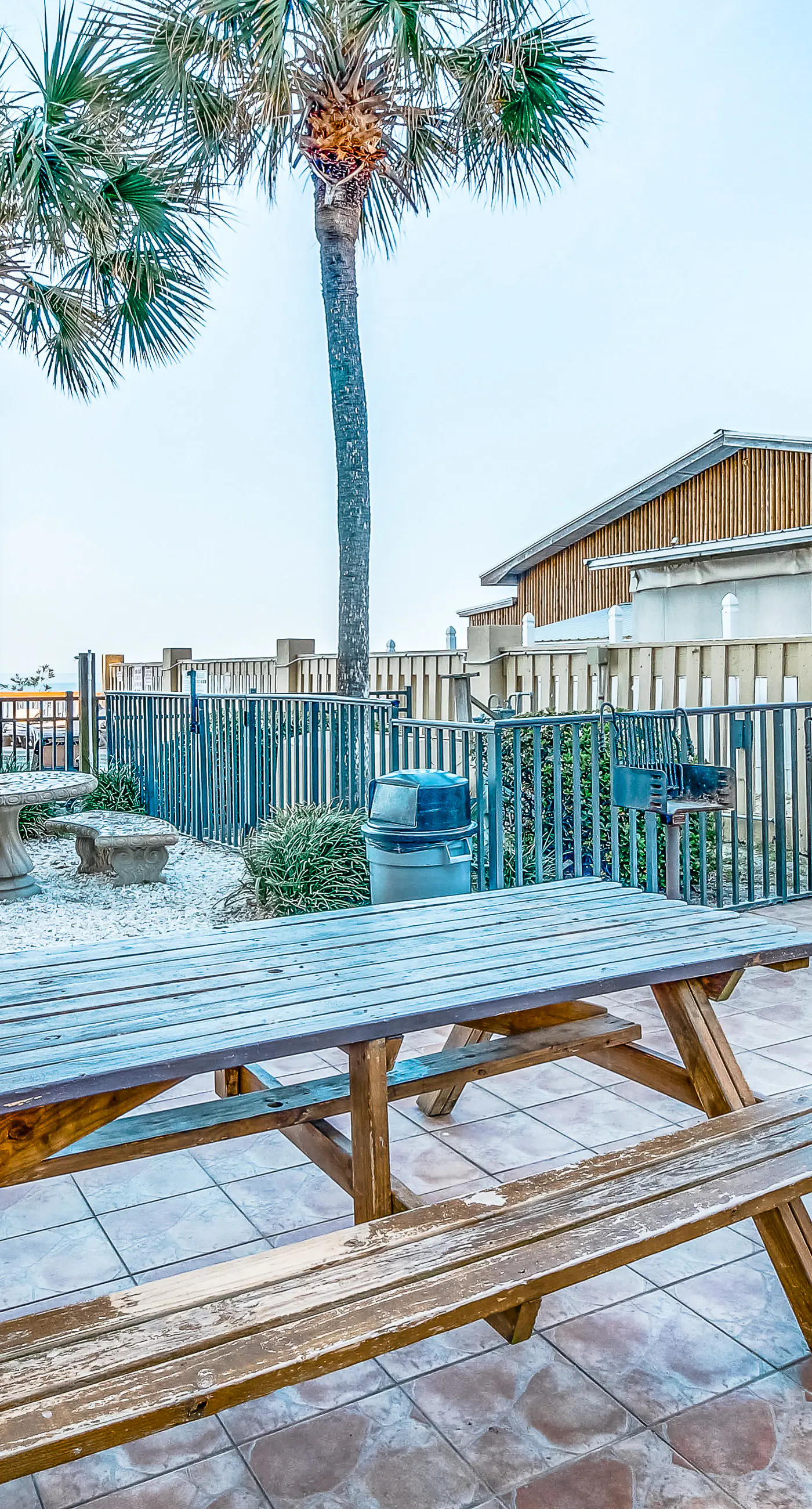 Beachfront condo with WiFi, balcony, central AC, pools, tennis, & fitness room