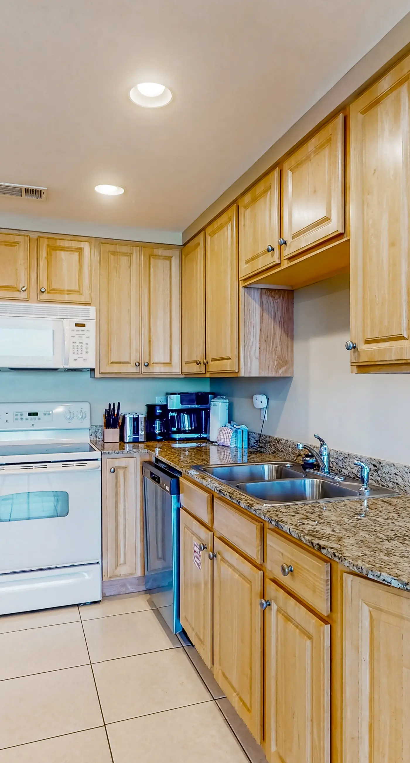 Convenient first-floor vacation suite with pool & hot tub access, free WiFi & AC