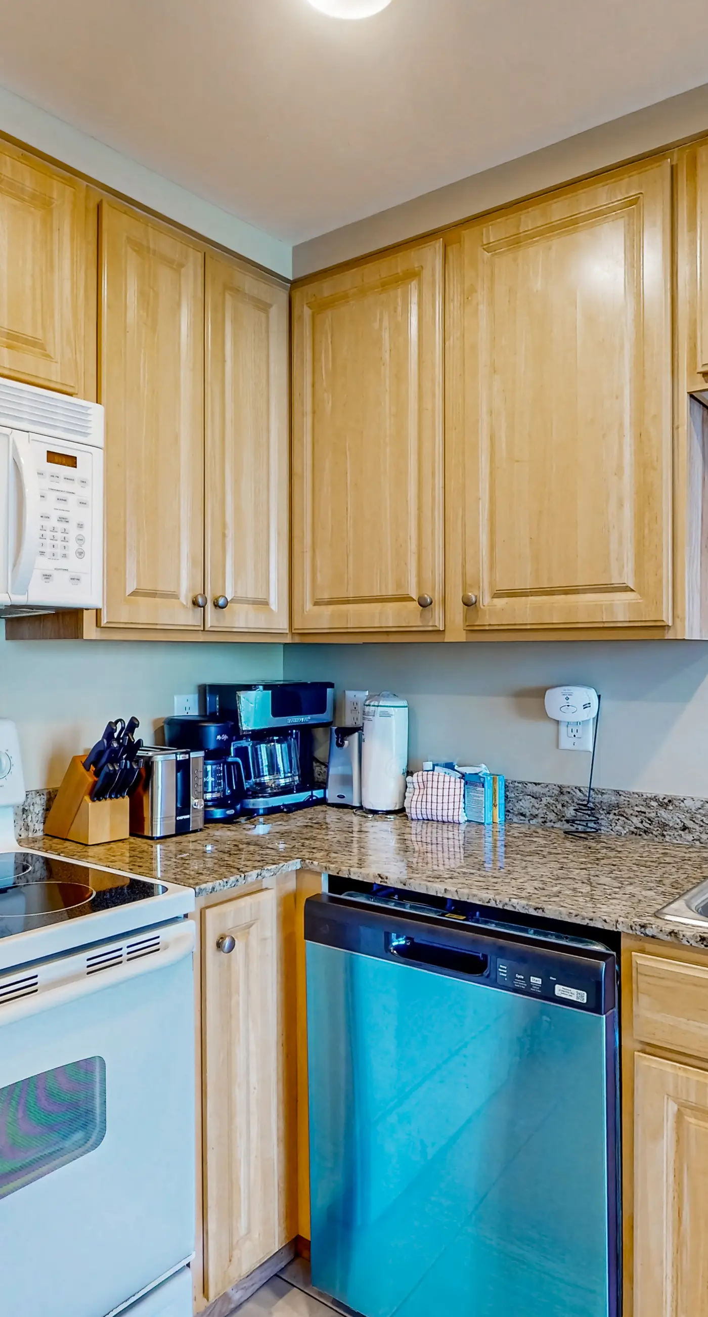 Convenient first-floor vacation suite with pool & hot tub access, free WiFi & AC