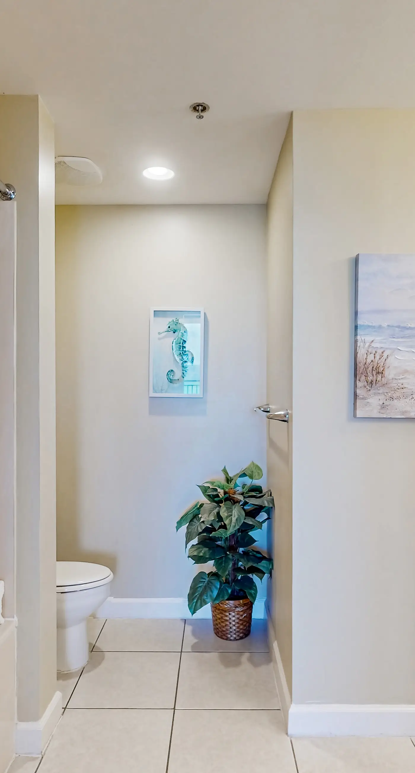 Convenient first-floor vacation suite with pool & hot tub access, free WiFi & AC