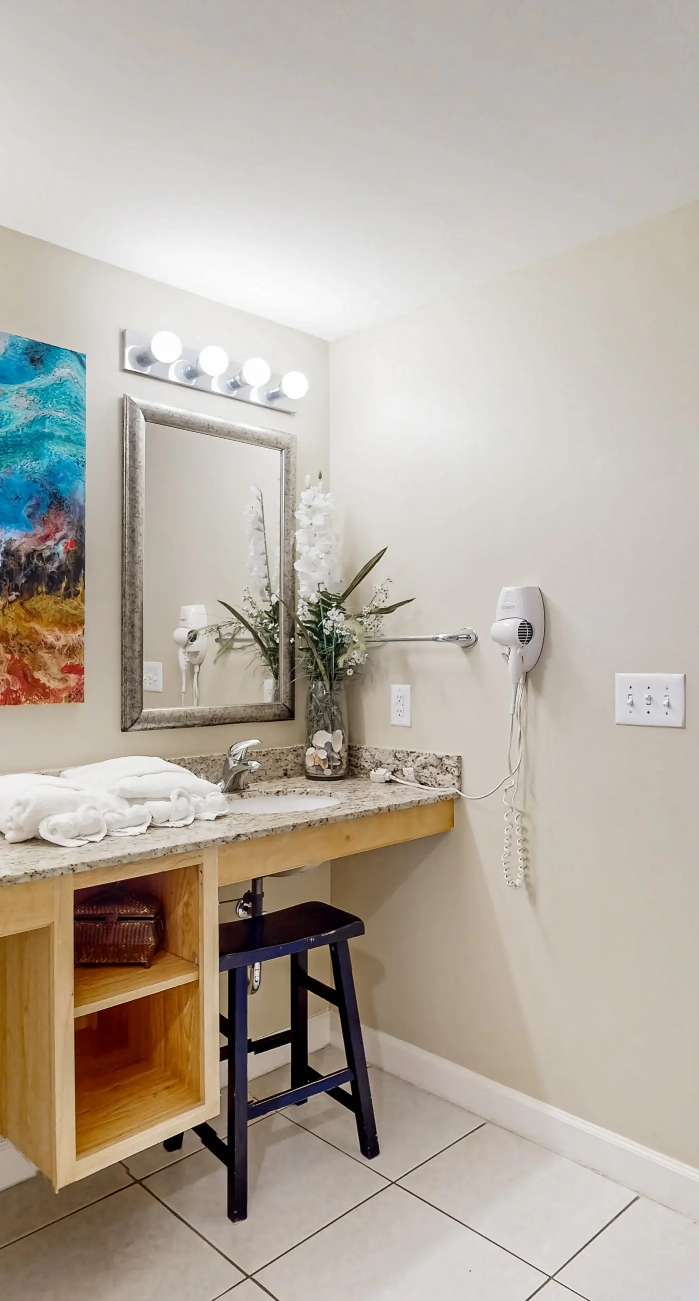 Convenient first-floor vacation suite with pool & hot tub access, free WiFi & AC