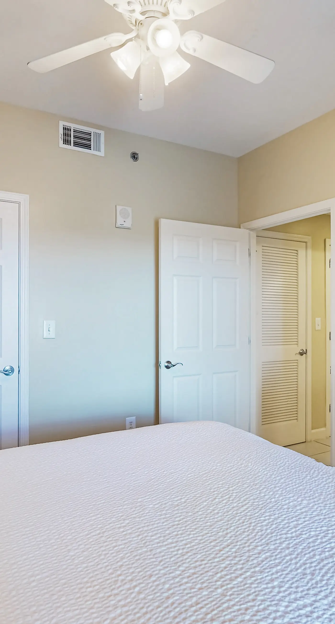 Convenient first-floor vacation suite with pool & hot tub access, free WiFi & AC