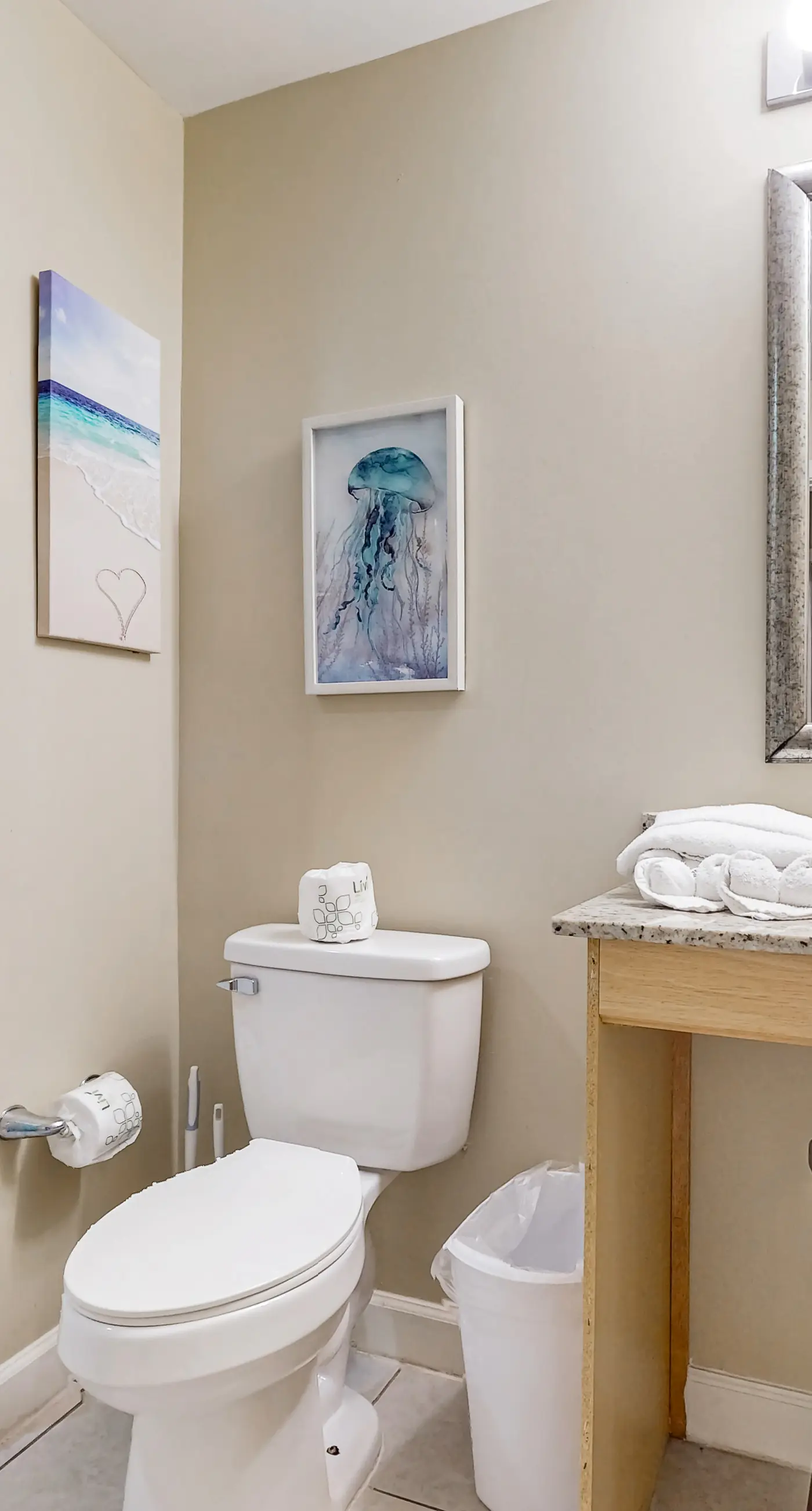 Convenient first-floor vacation suite with pool & hot tub access, free WiFi & AC