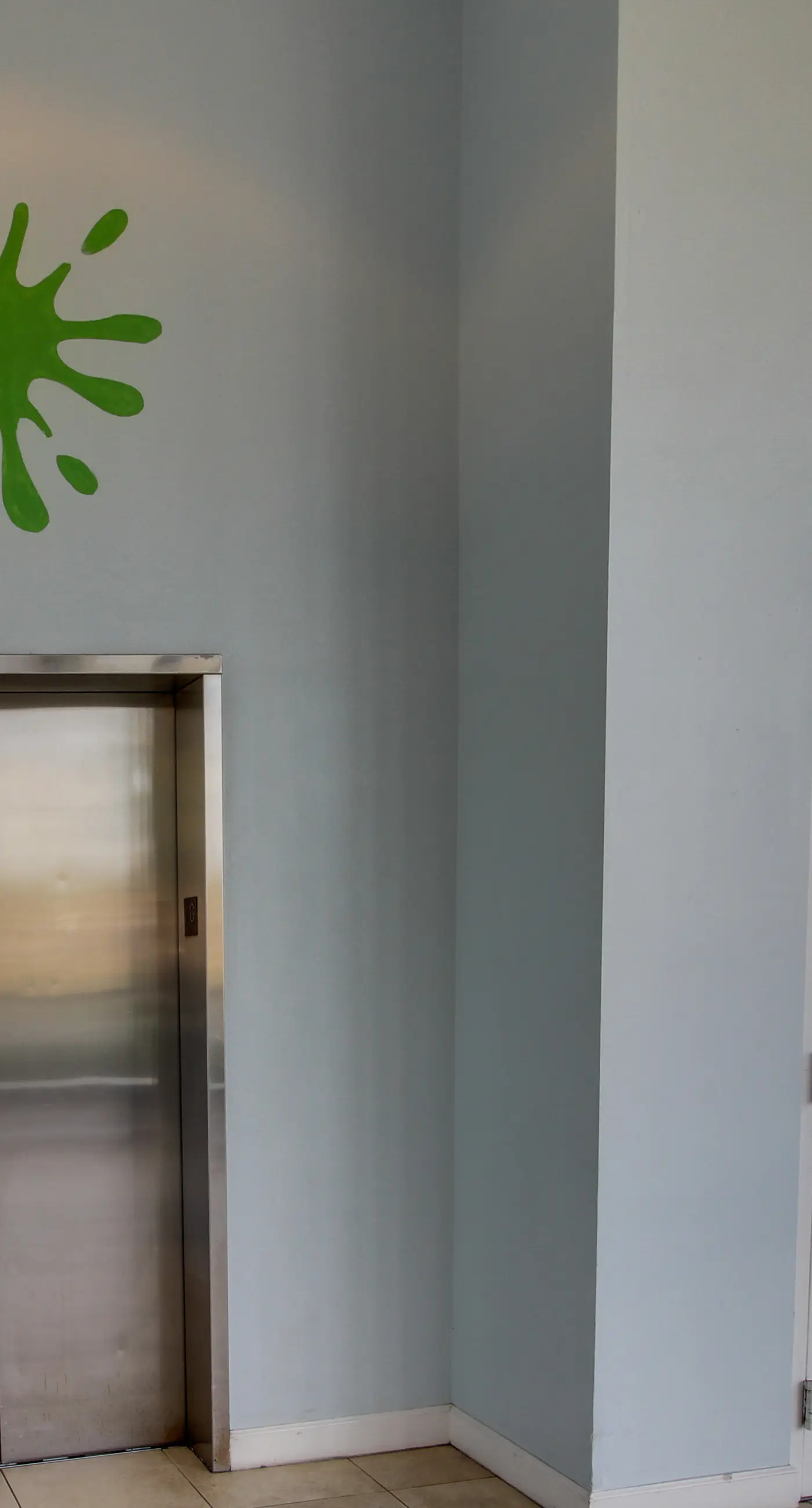 Convenient first-floor vacation suite with pool & hot tub access, free WiFi & AC