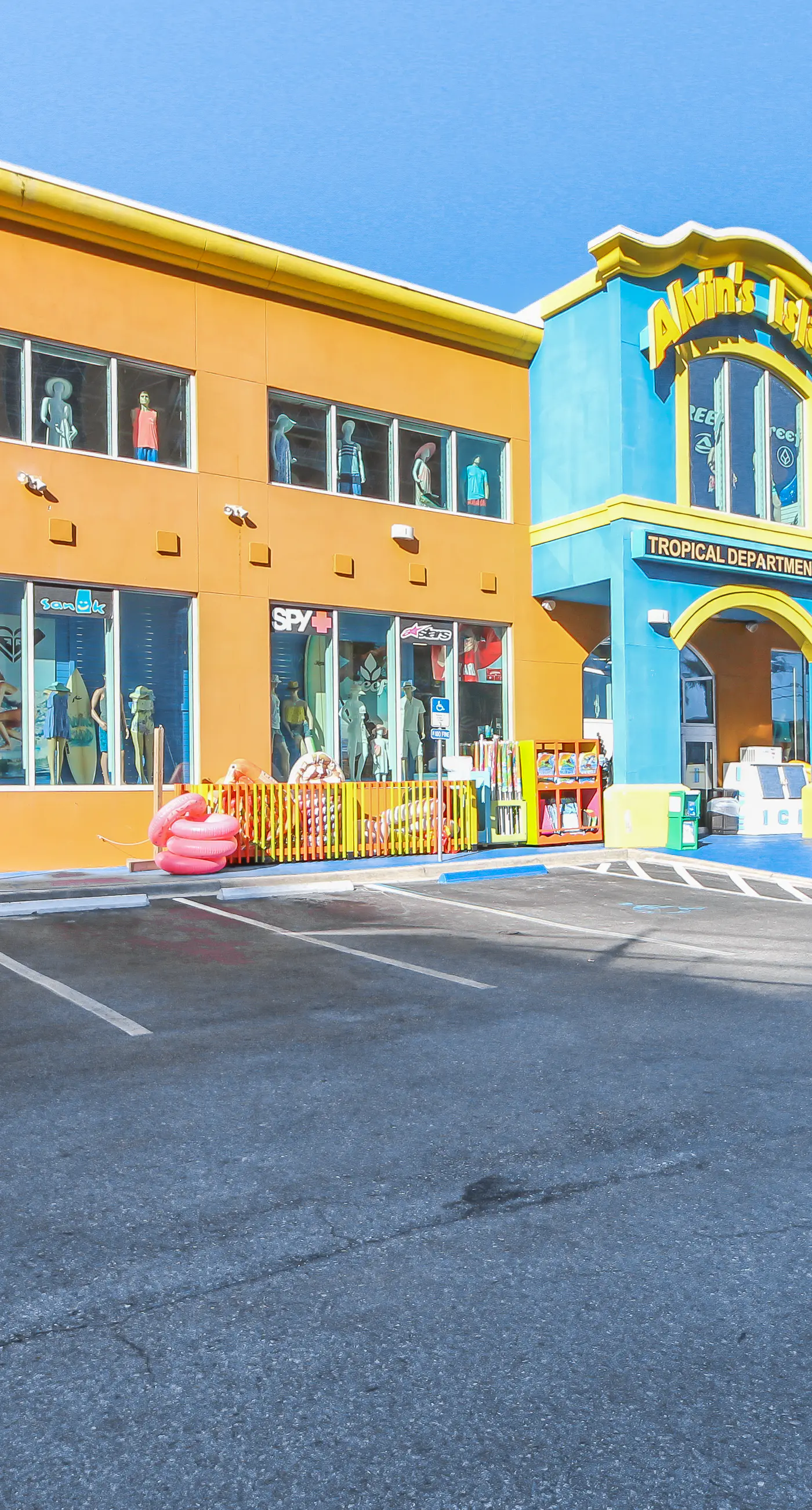 Convenient first-floor vacation suite with pool & hot tub access, free WiFi & AC