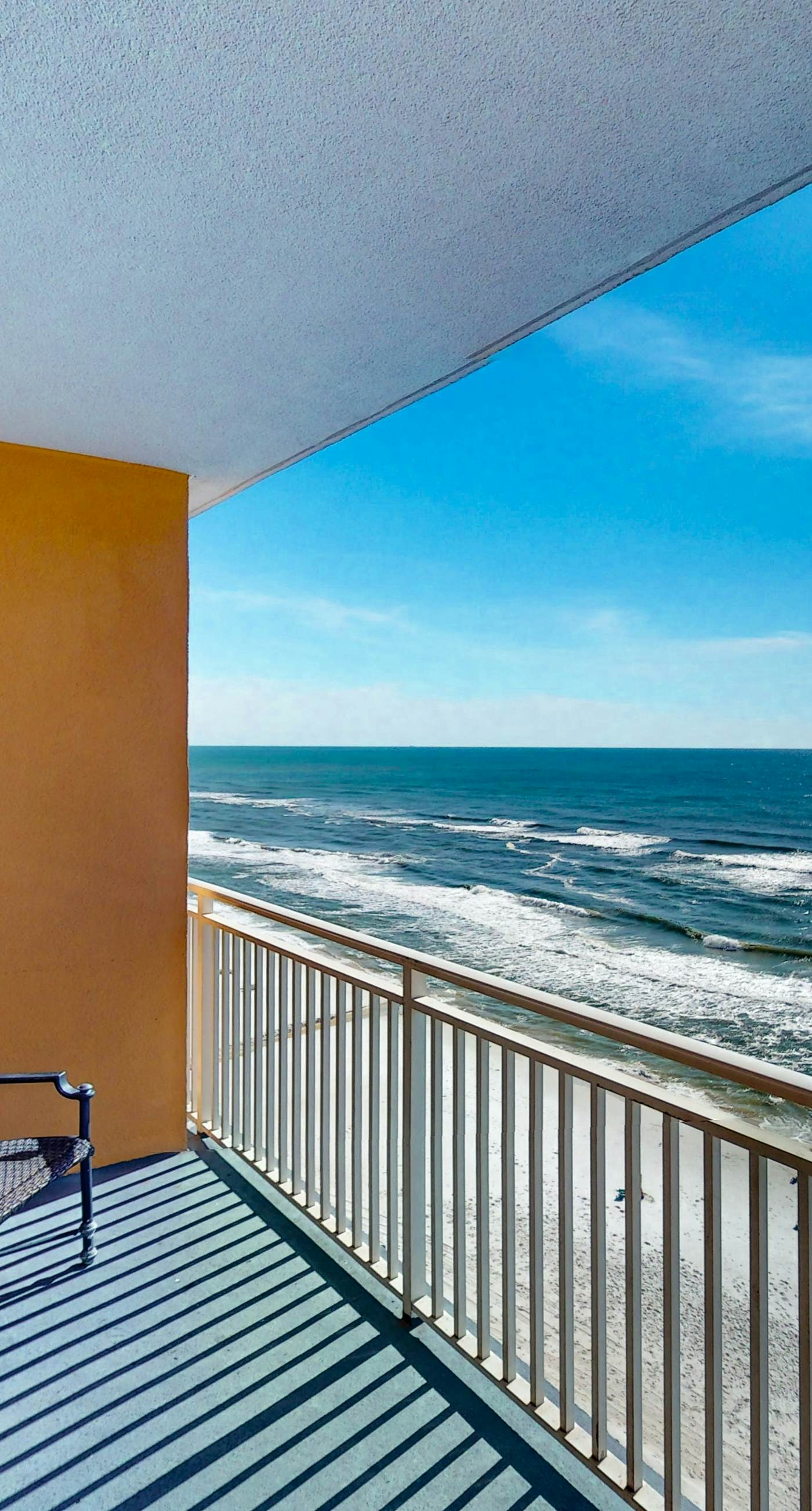 Beachfront condo with pool, lazy river, splash pad & hot tub