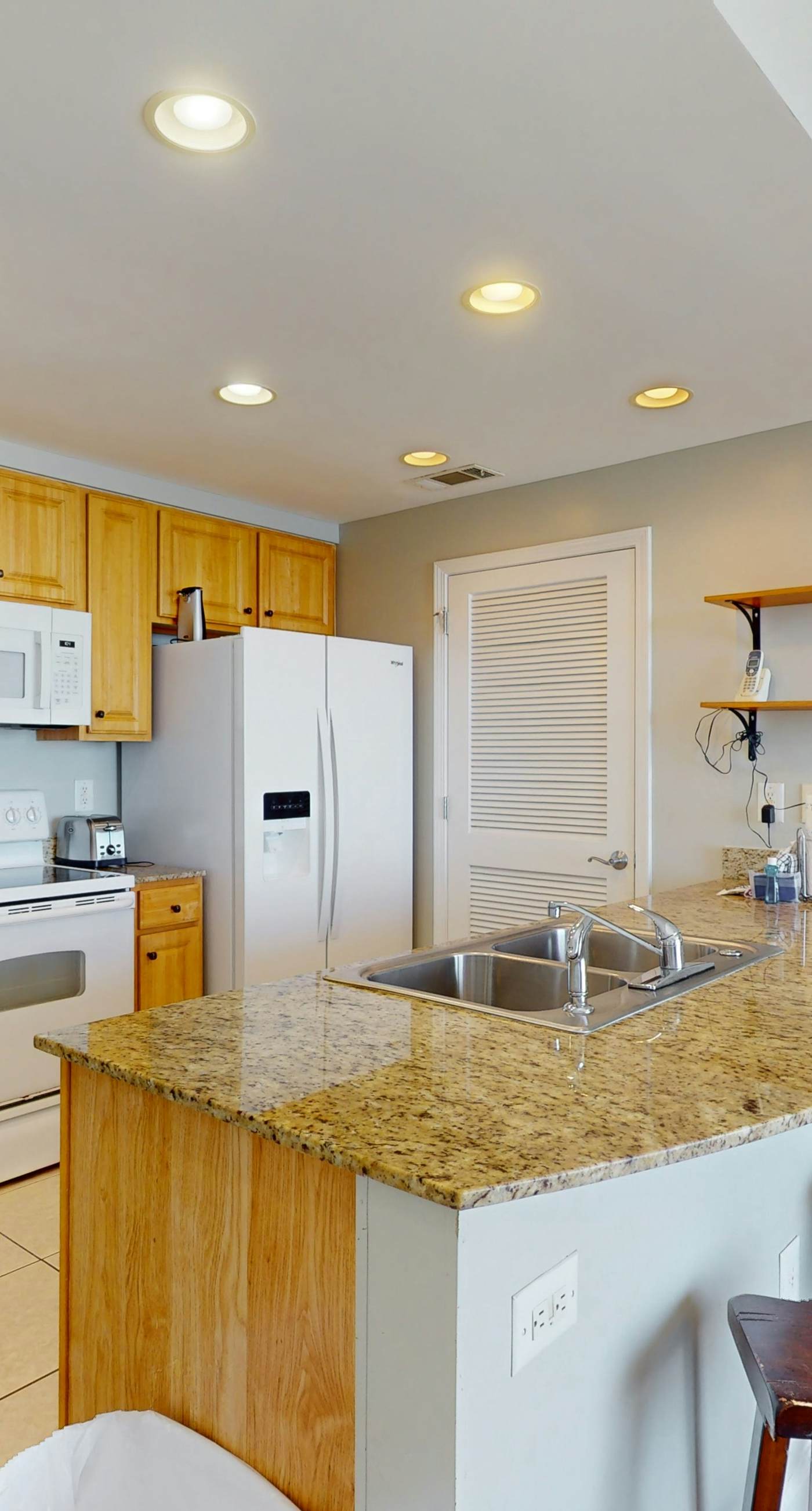 Beachfront condo with pool, lazy river, splash pad & hot tub