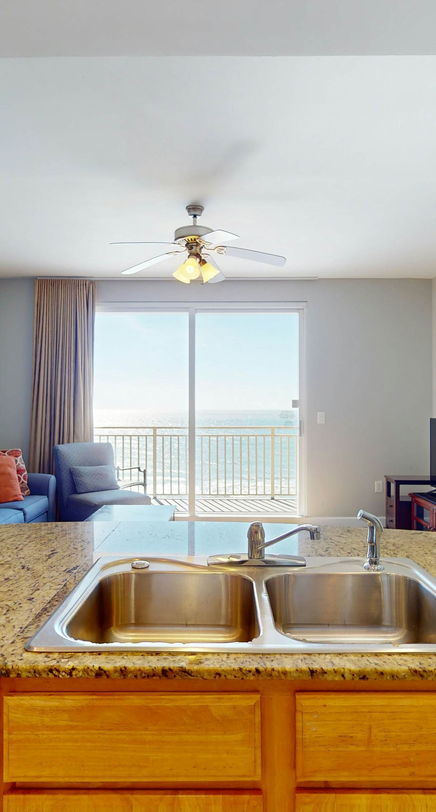 Beachfront condo with pool, lazy river, splash pad & hot tub