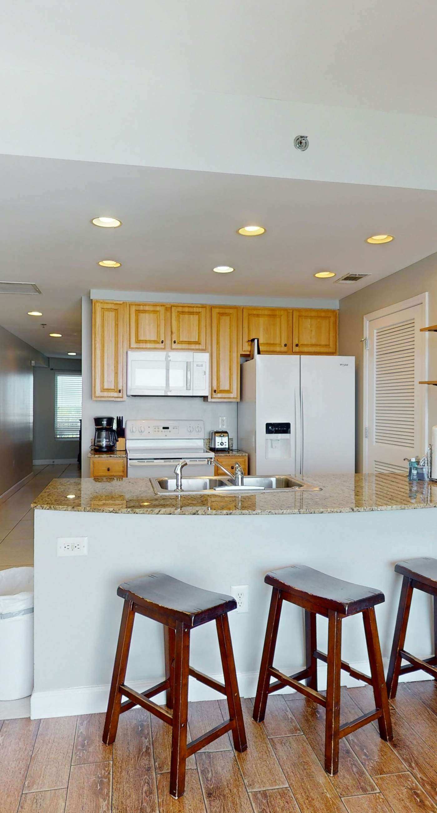 Beachfront condo with pool, lazy river, splash pad & hot tub