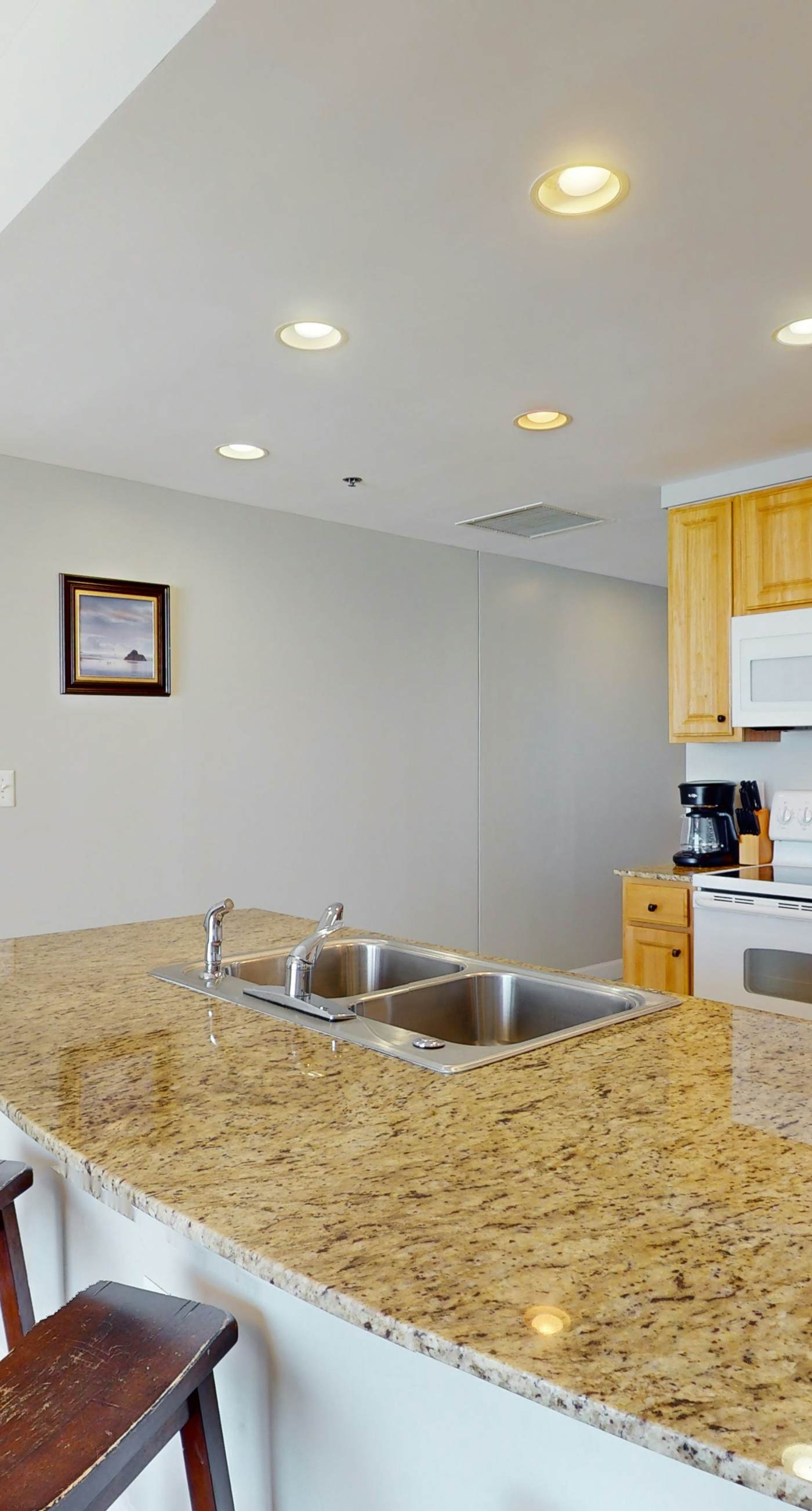 Beachfront condo with pool, lazy river, splash pad & hot tub