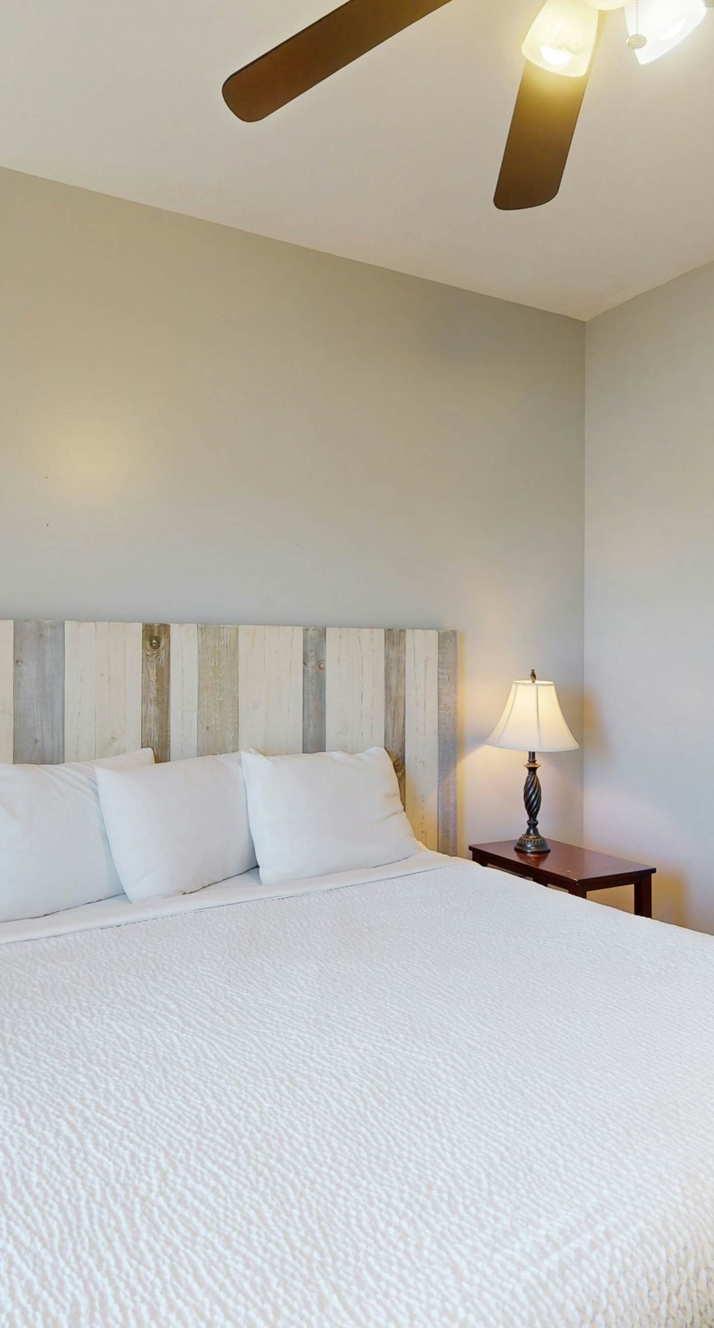 Beachfront condo with pool, lazy river, splash pad & hot tub