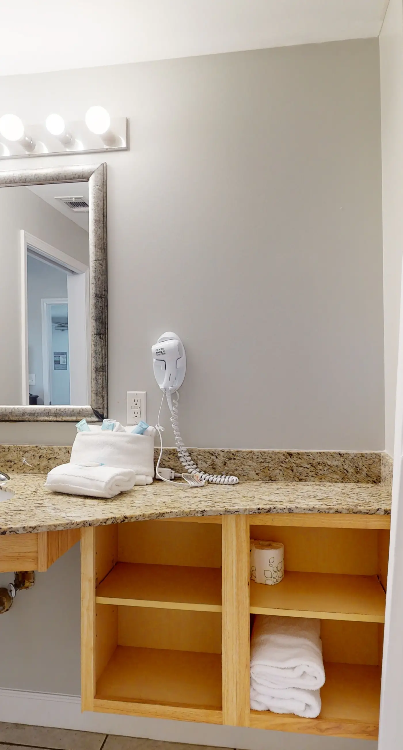 Beachfront condo with pool, lazy river, splash pad & hot tub