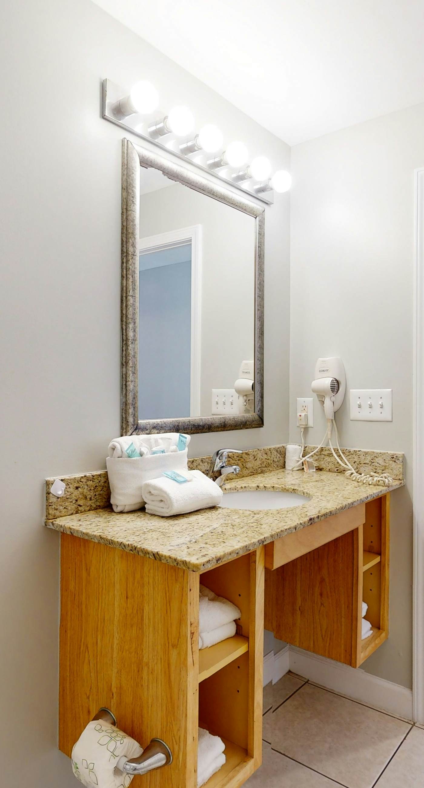 Beachfront condo with pool, lazy river, splash pad & hot tub