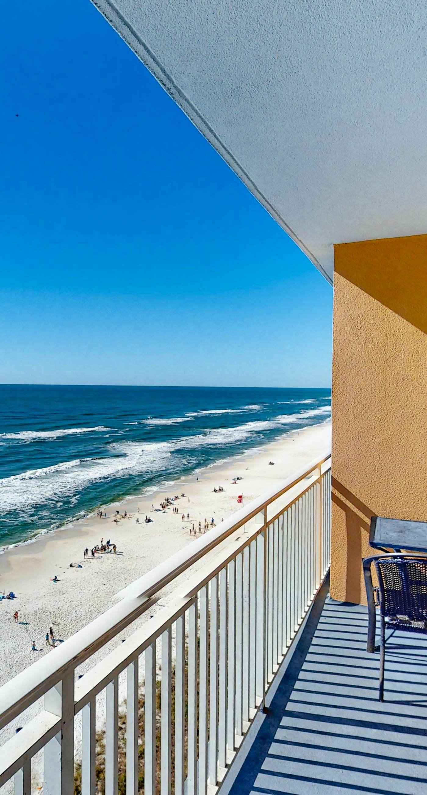 Beachfront condo with pool, lazy river, splash pad & hot tub