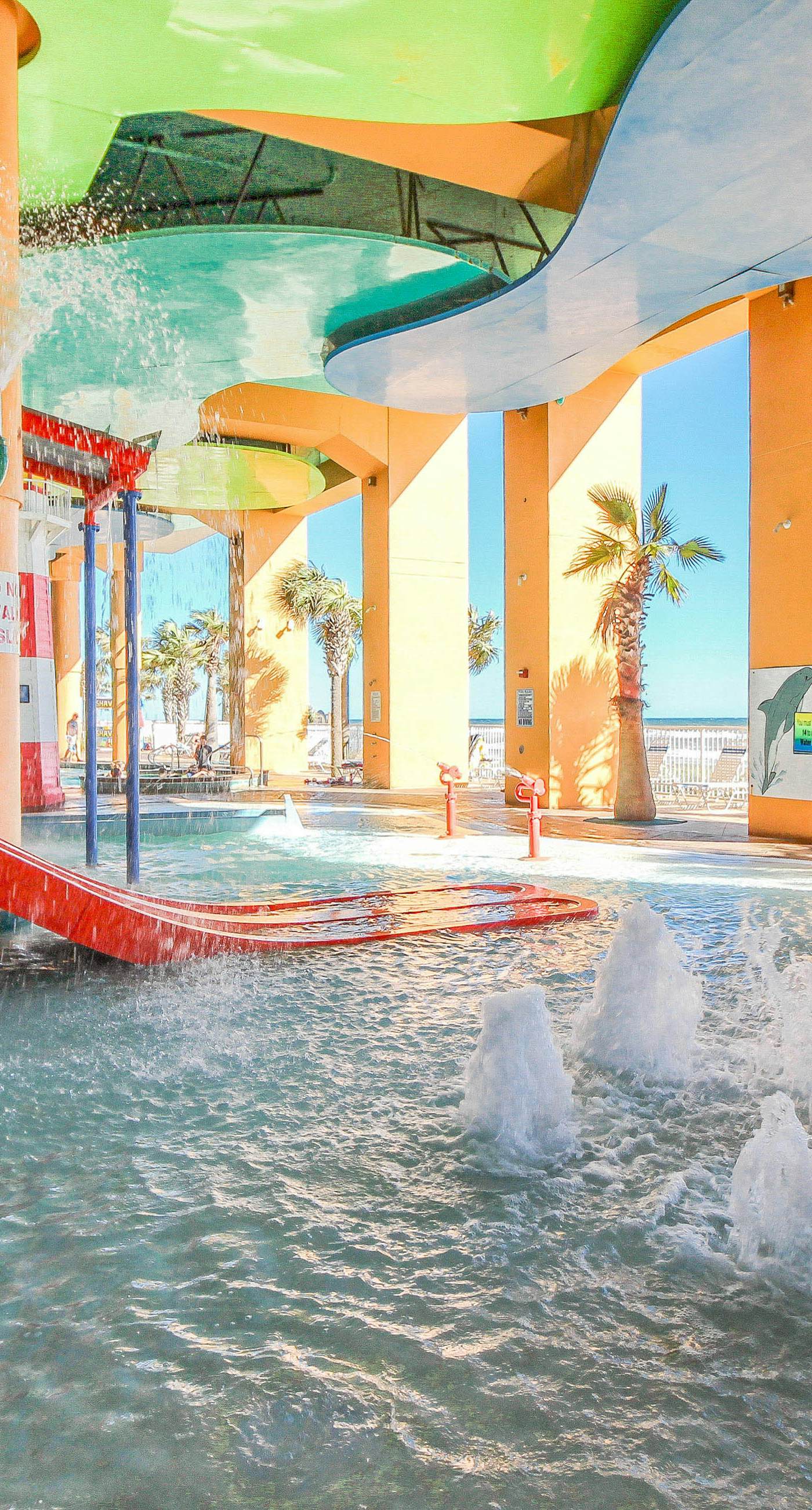 Beachfront condo with pool, lazy river, splash pad & hot tub